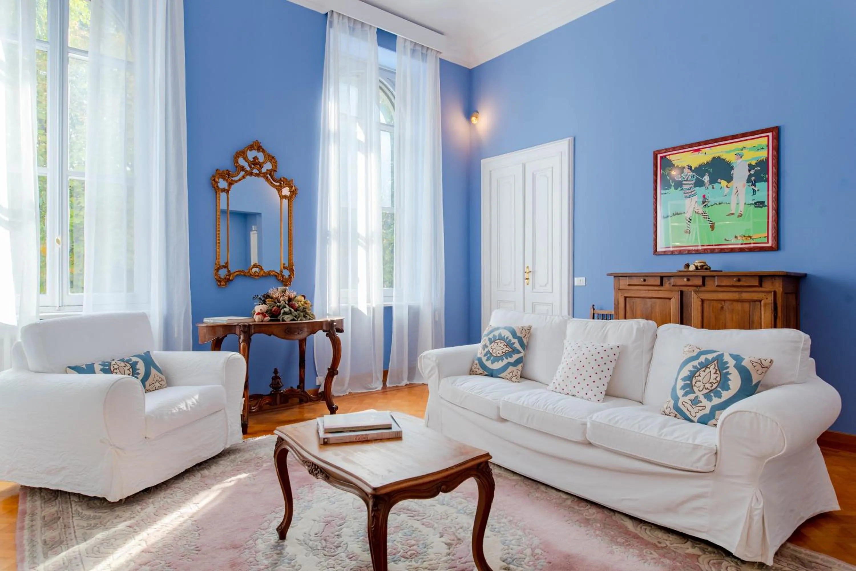 Living room in The Queen, AC, Parking by HAPPYHOSTORINO