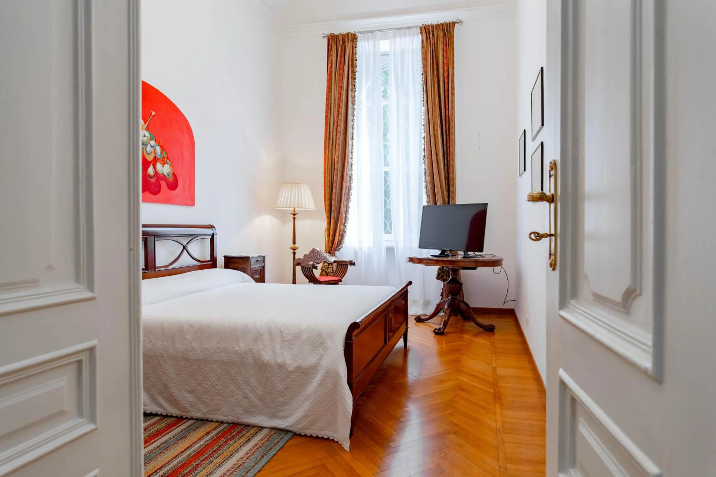 TV and multimedia, Bed in The Queen, AC, Parking by HAPPYHOSTORINO