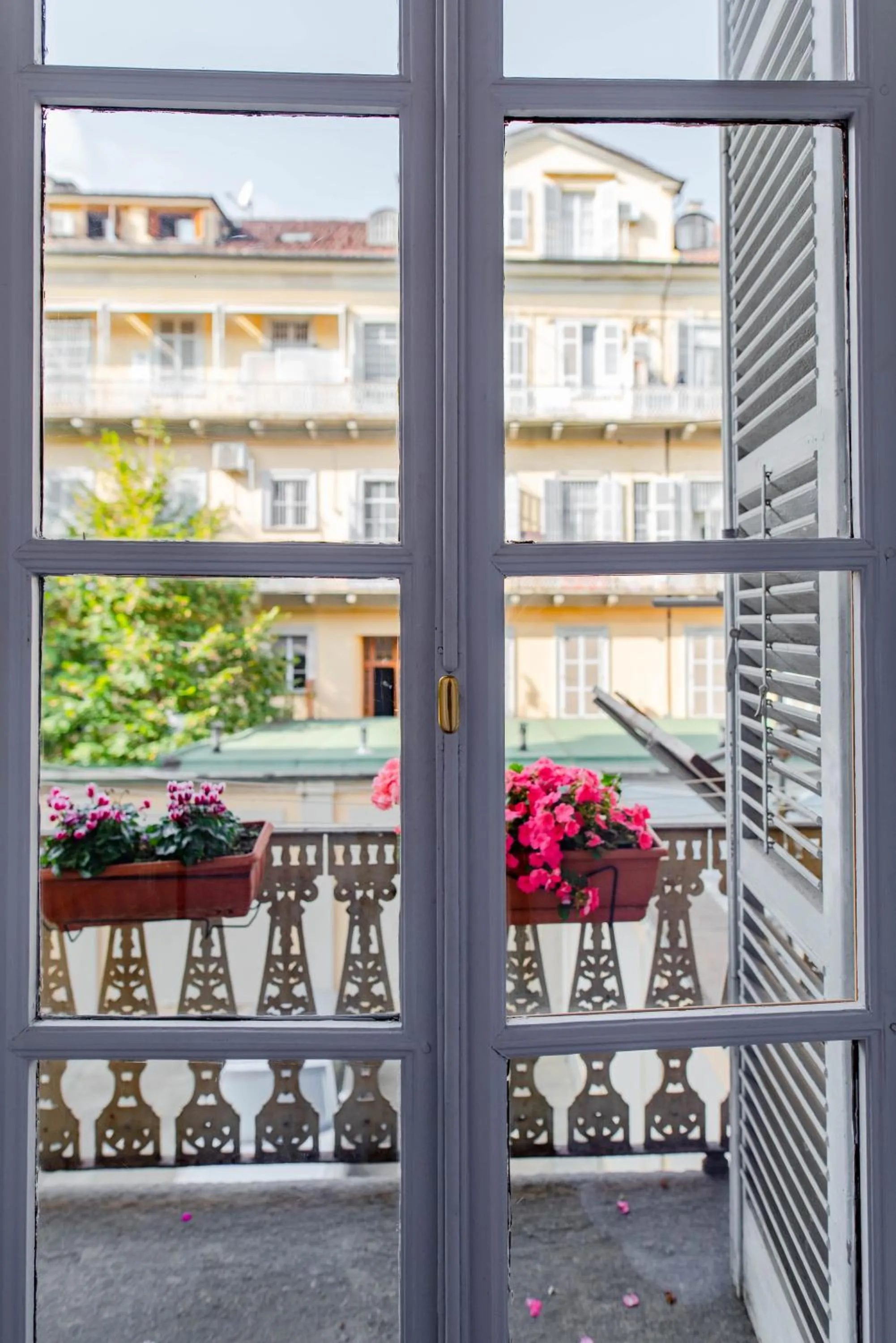 Balcony/Terrace in The Queen, AC, Parking by HAPPYHOSTORINO