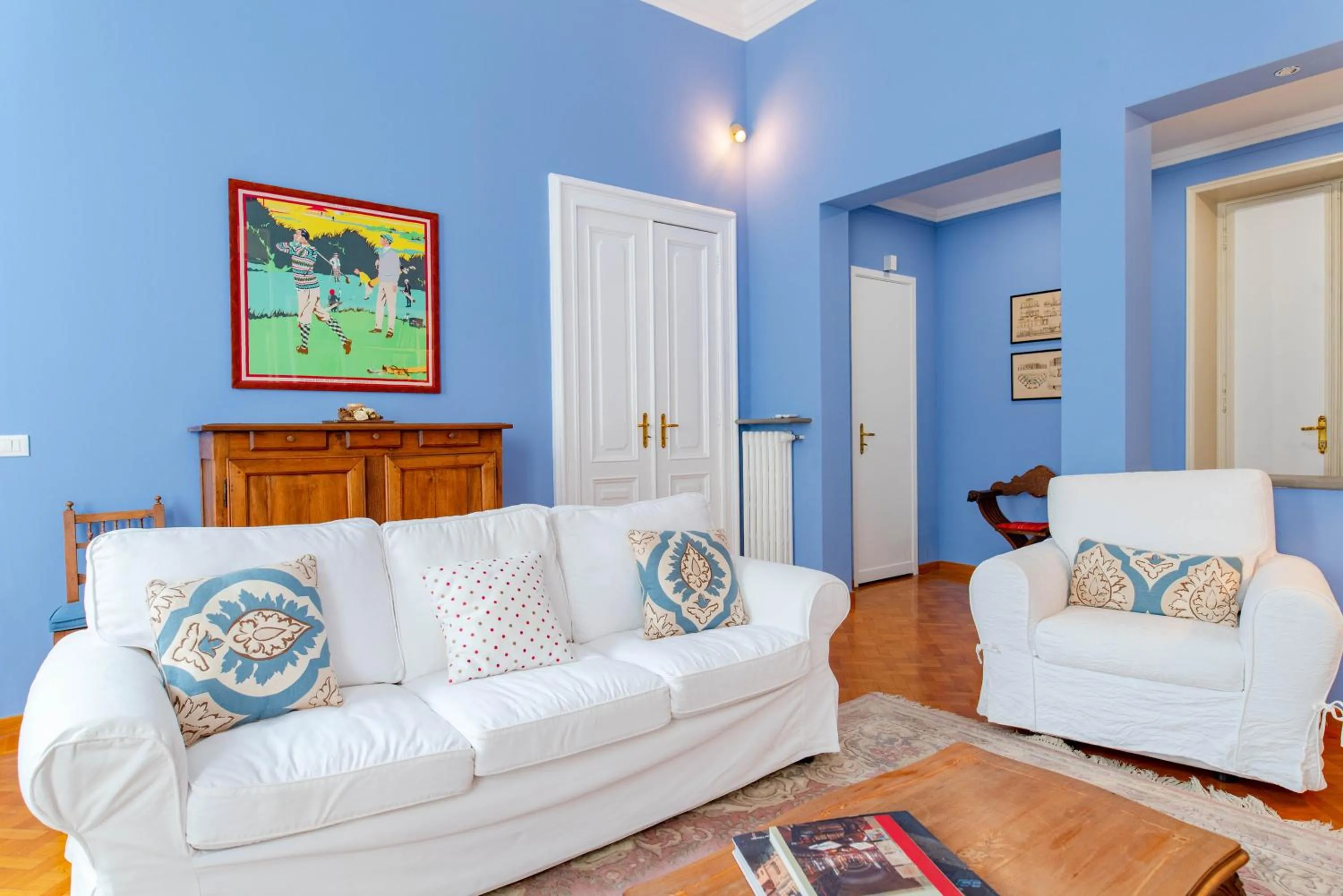 Living room in The Queen, AC, Parking by HAPPYHOSTORINO