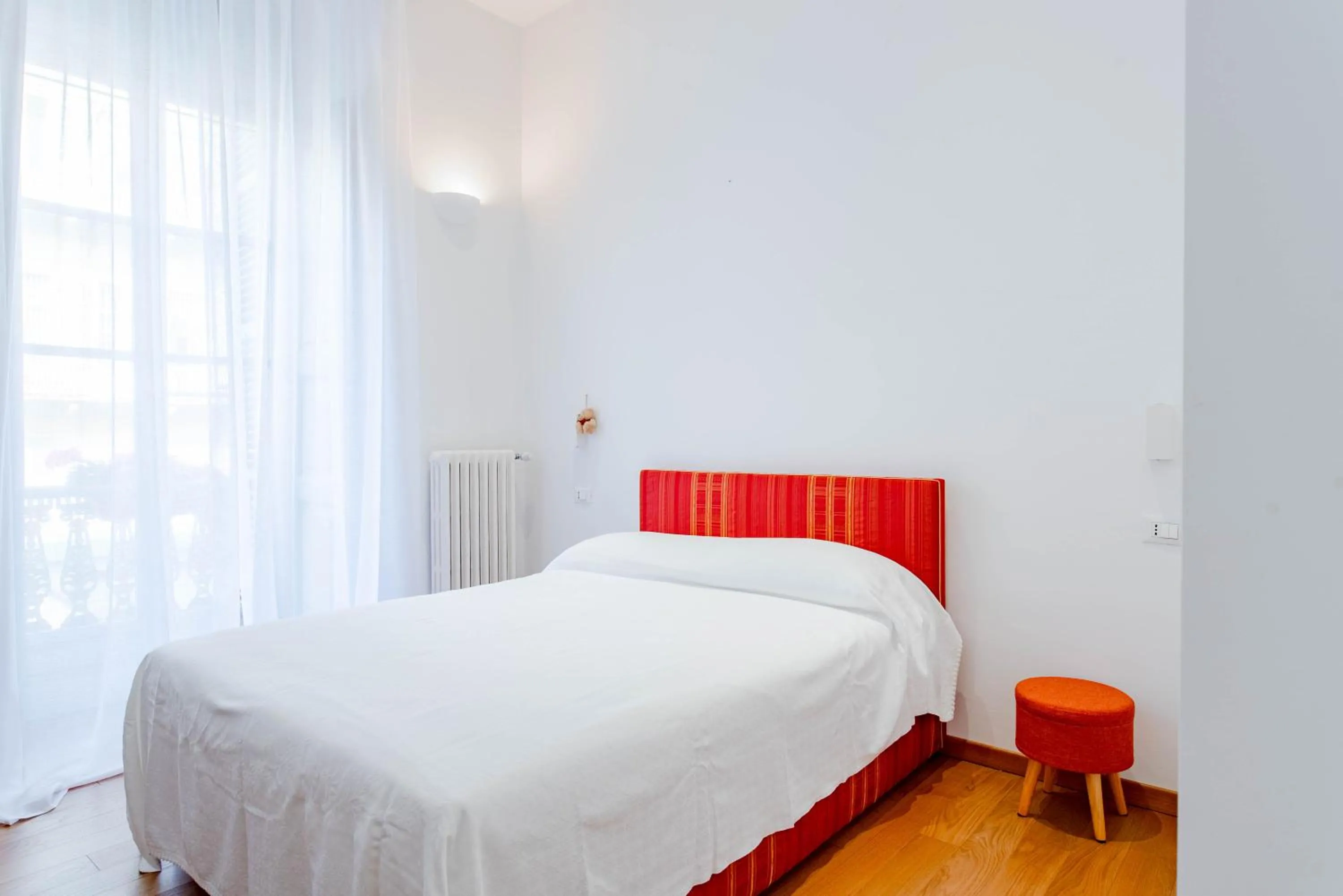 Bed in The Queen, AC, Parking by HAPPYHOSTORINO
