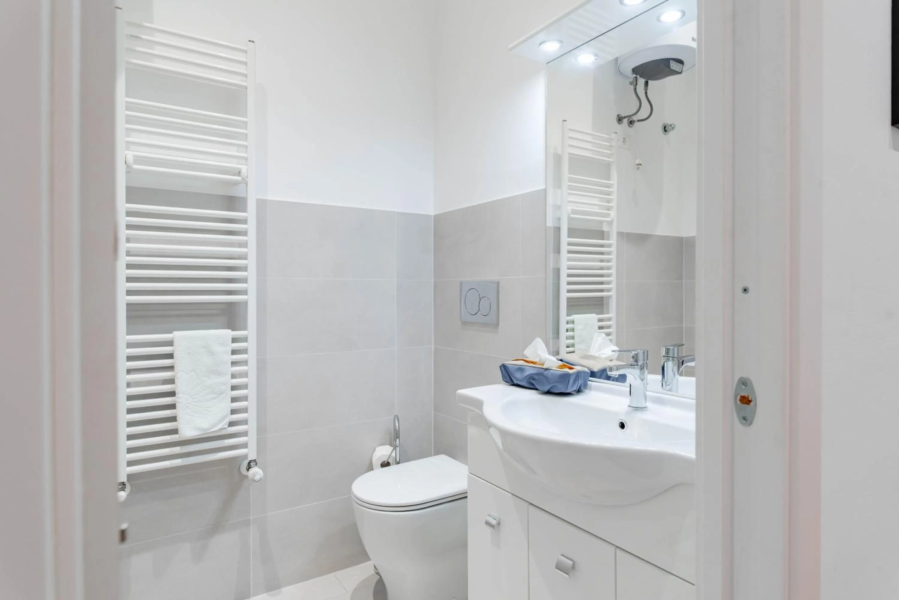 Bathroom in The Queen, AC, Parking by HAPPYHOSTORINO