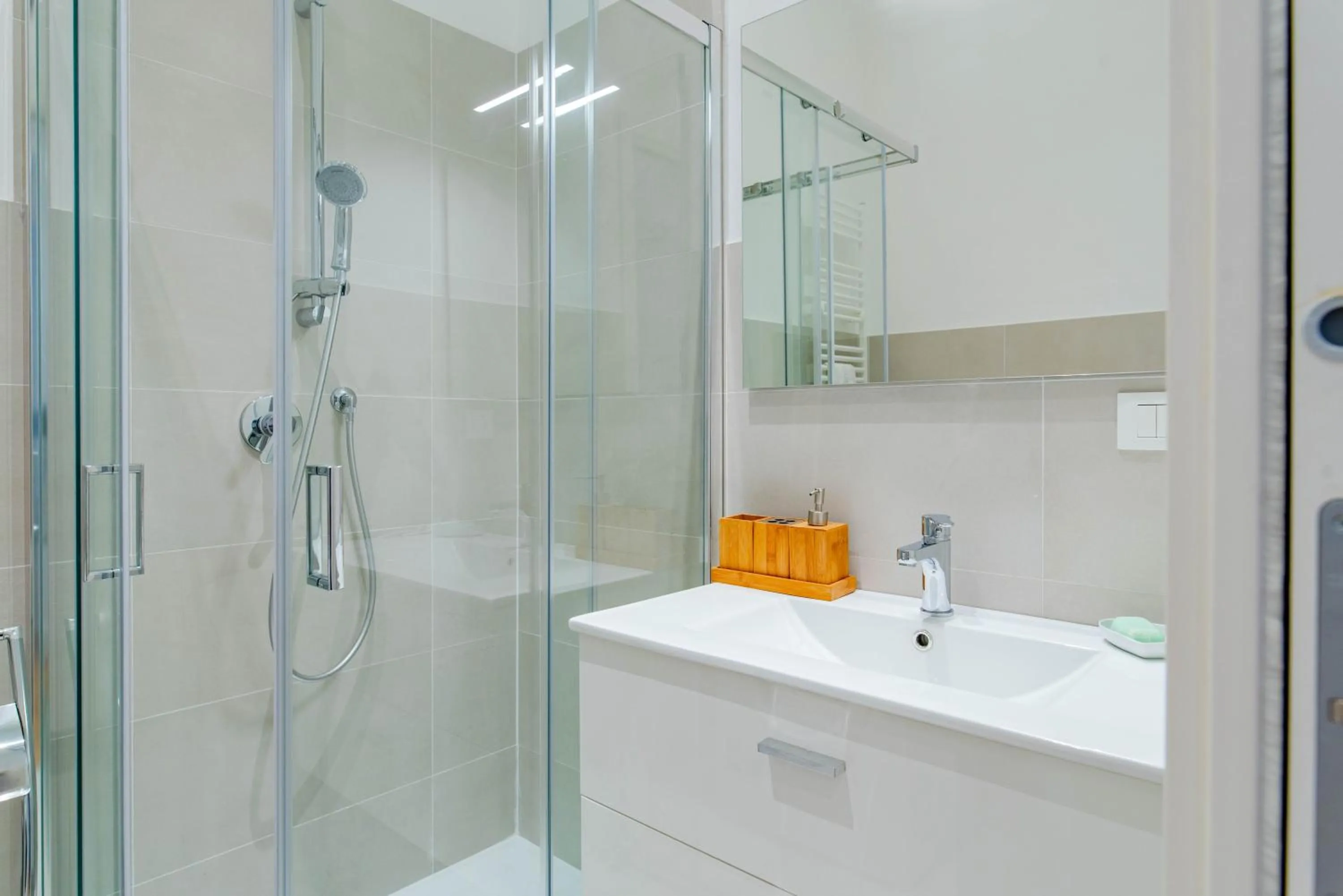 Shower in The Queen, AC, Parking by HAPPYHOSTORINO