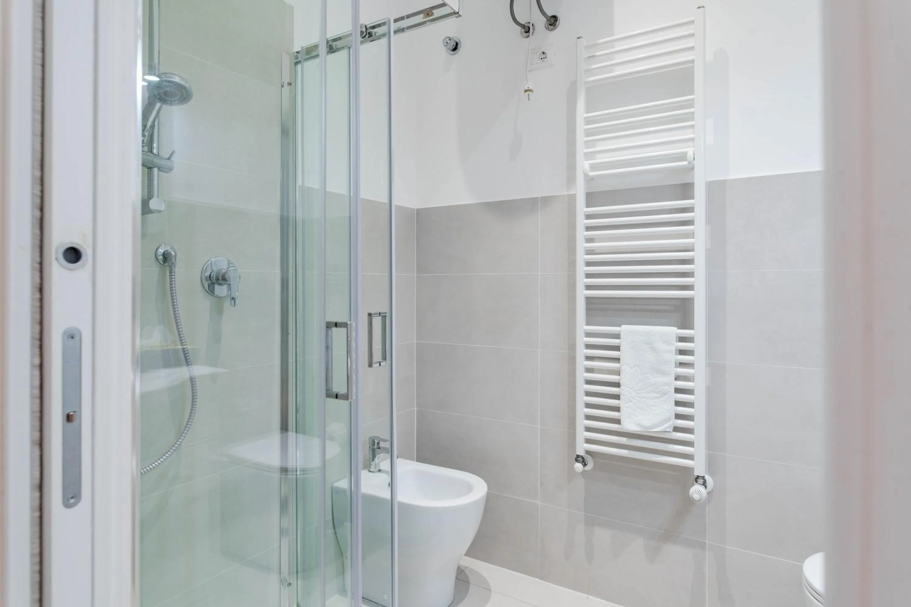Shower in The Queen, AC, Parking by HAPPYHOSTORINO