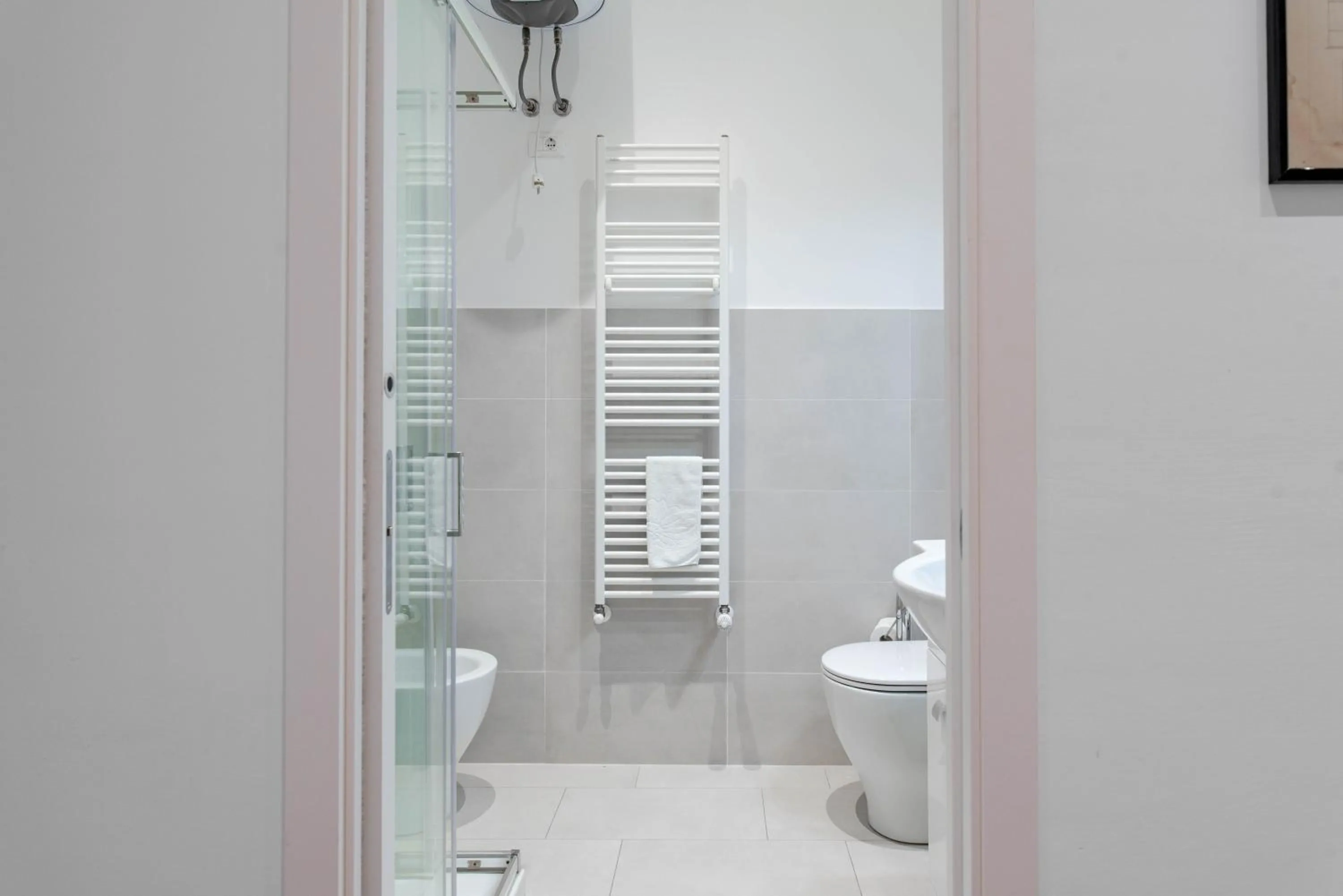Shower in The Queen, AC, Parking by HAPPYHOSTORINO