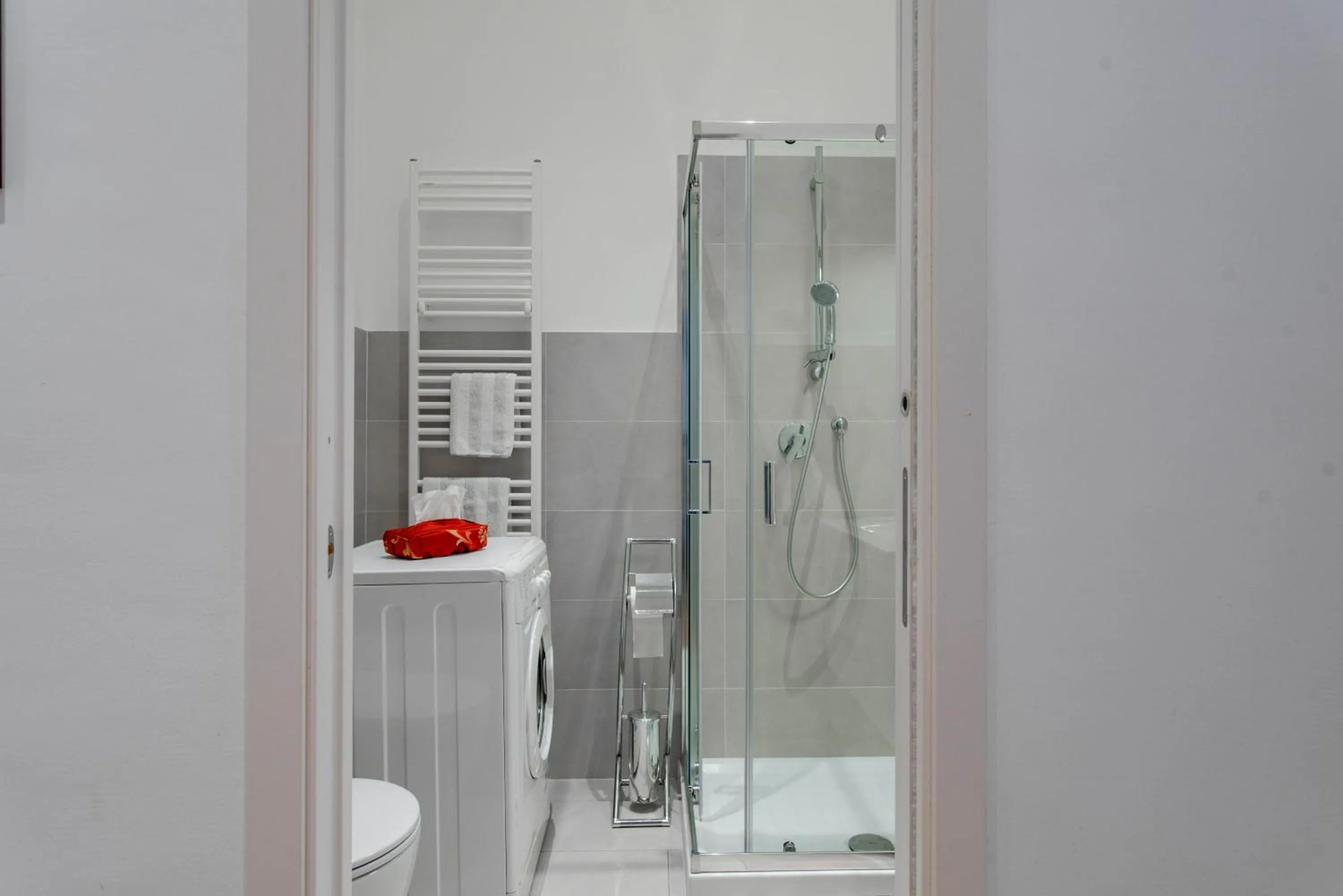Shower in The Queen, AC, Parking by HAPPYHOSTORINO