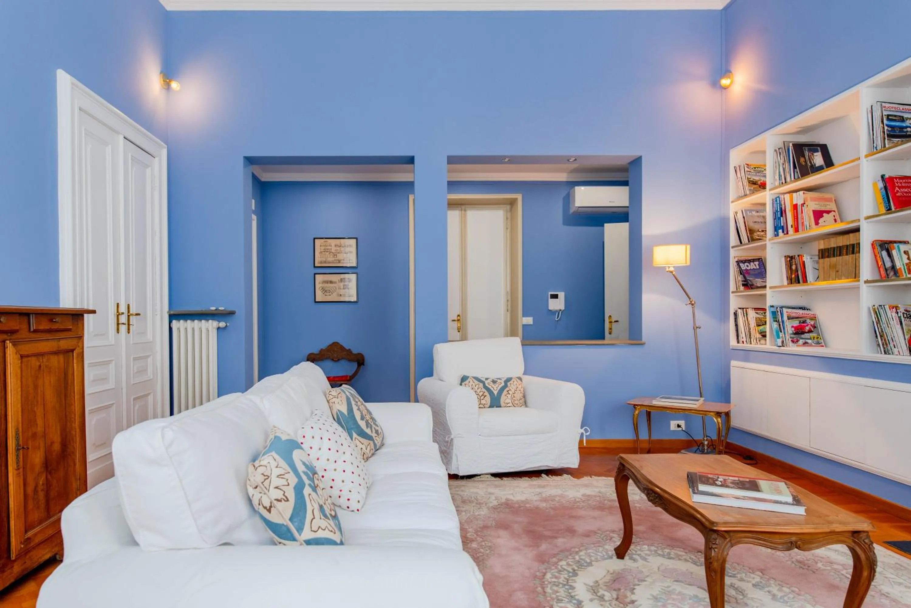 Living room in The Queen, AC, Parking by HAPPYHOSTORINO