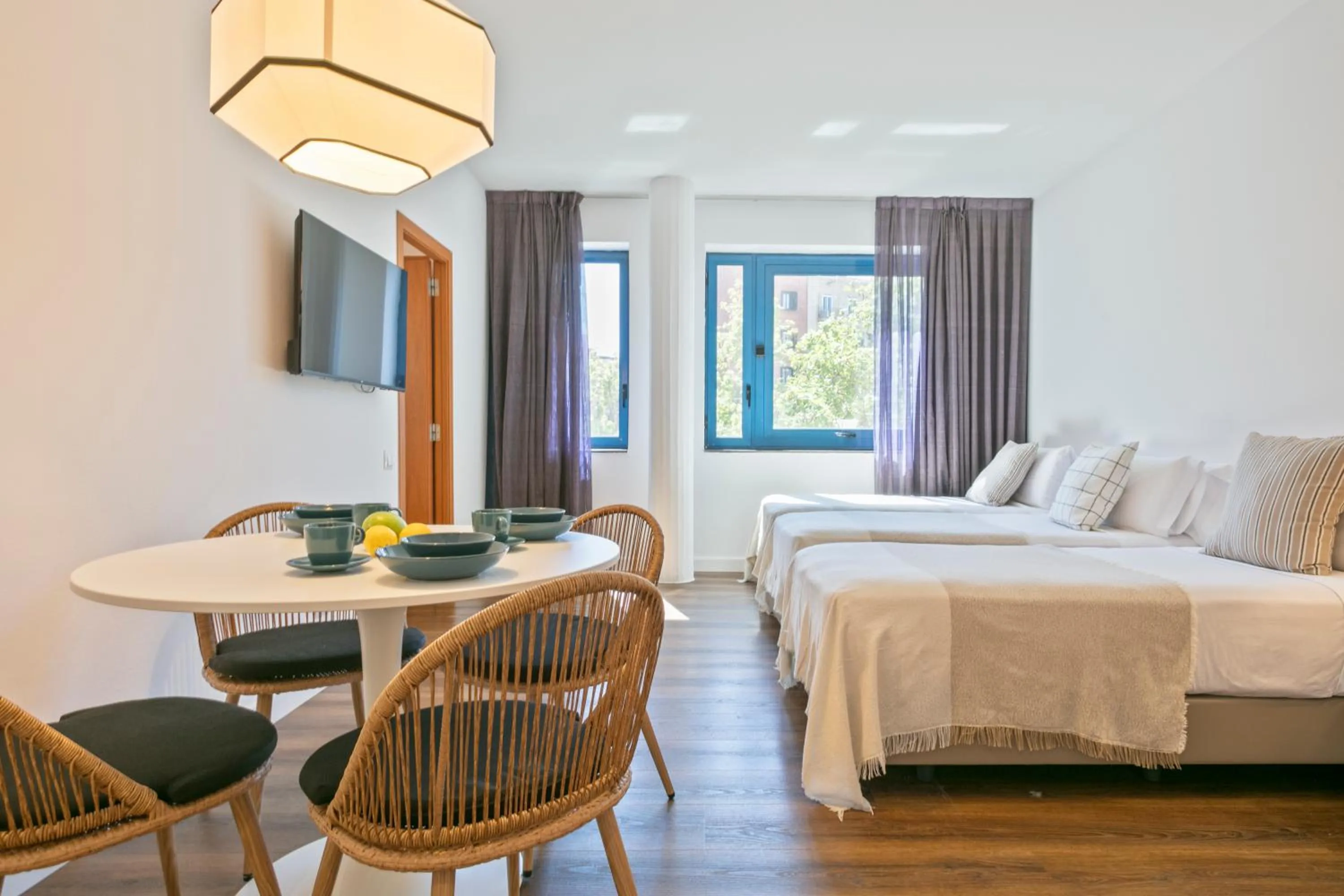 Dining area, Bed in Hotel Acta Azul Barcelona