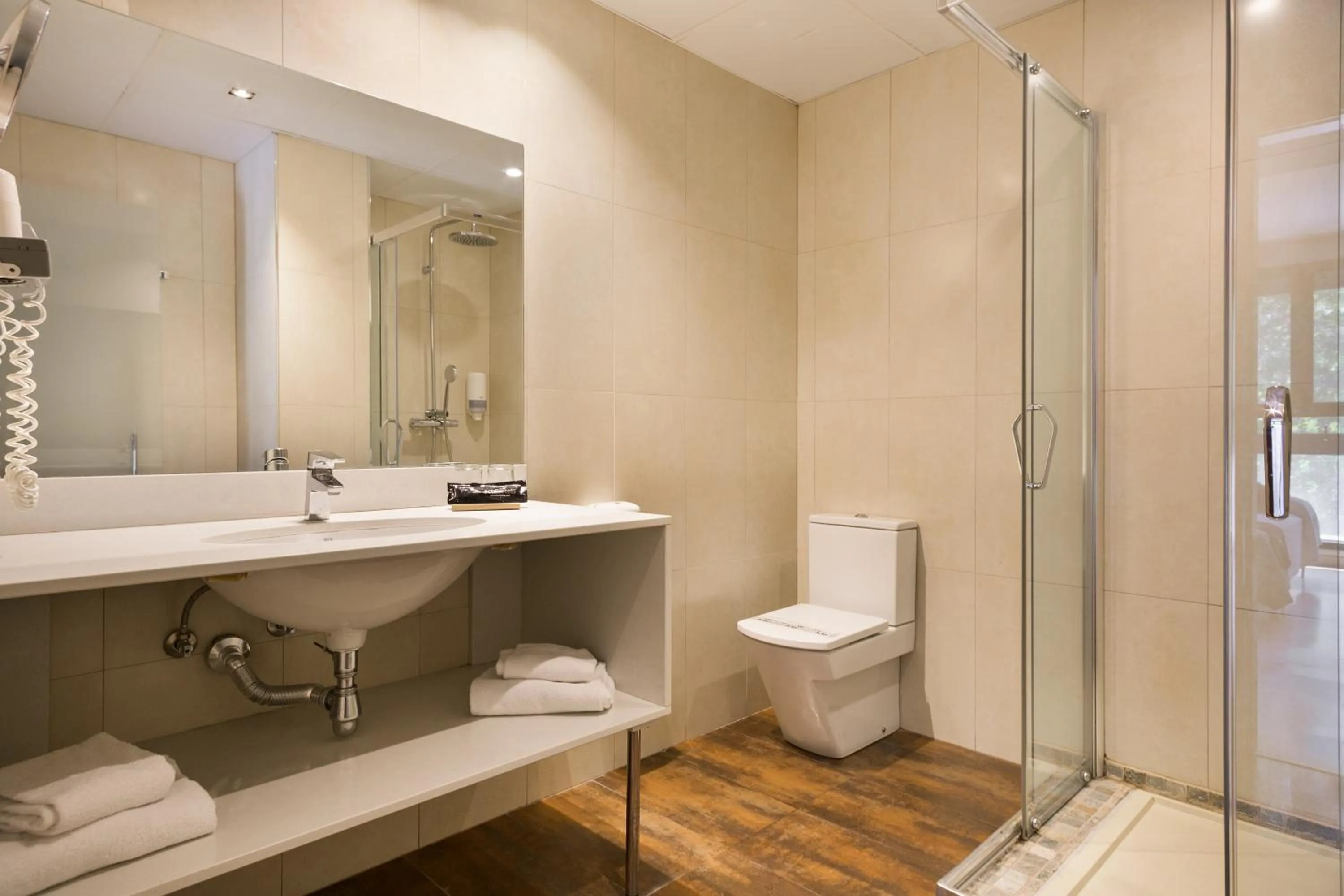 Shower in Hotel Acta Azul Barcelona