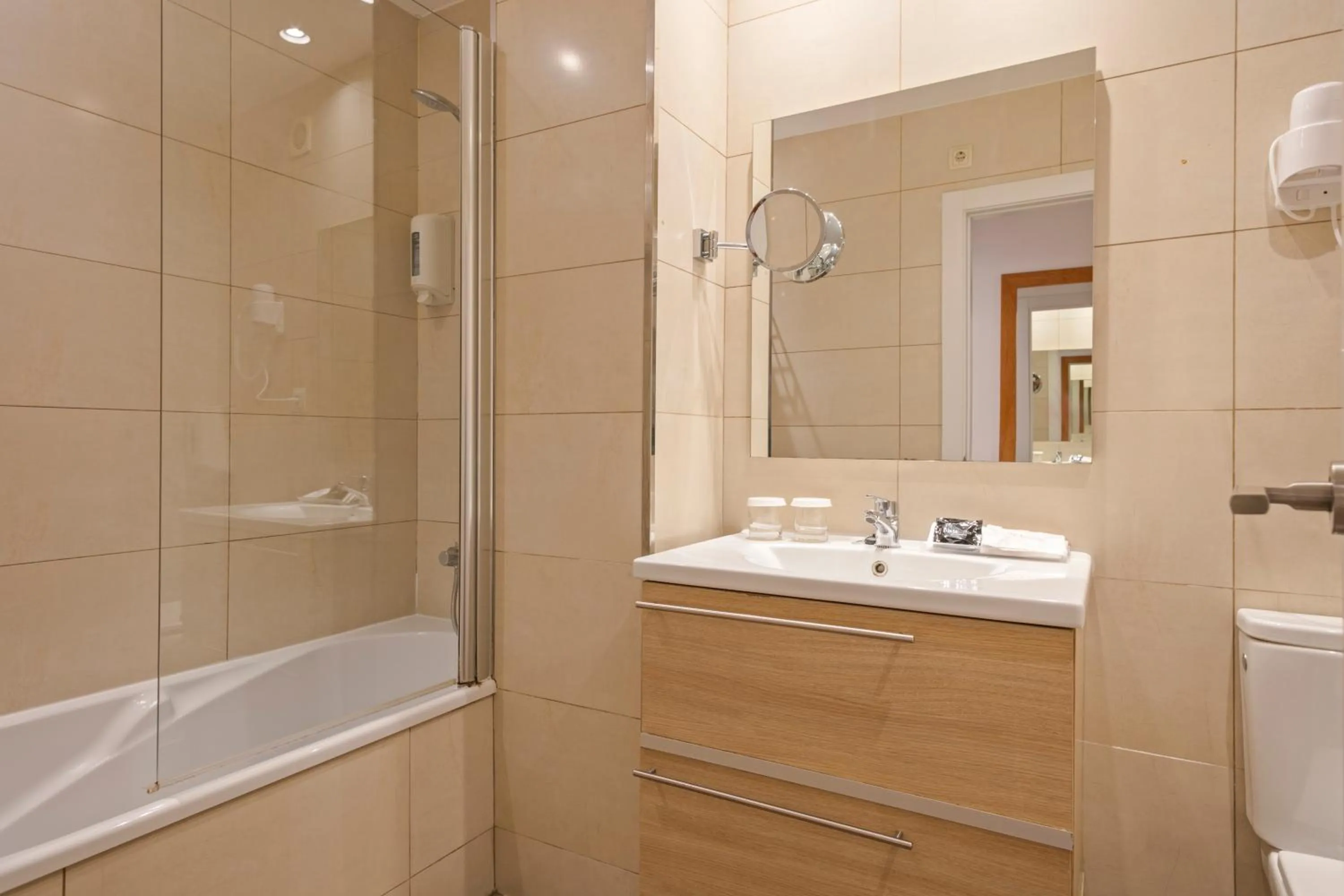 Toilet in Hotel Acta Azul Barcelona