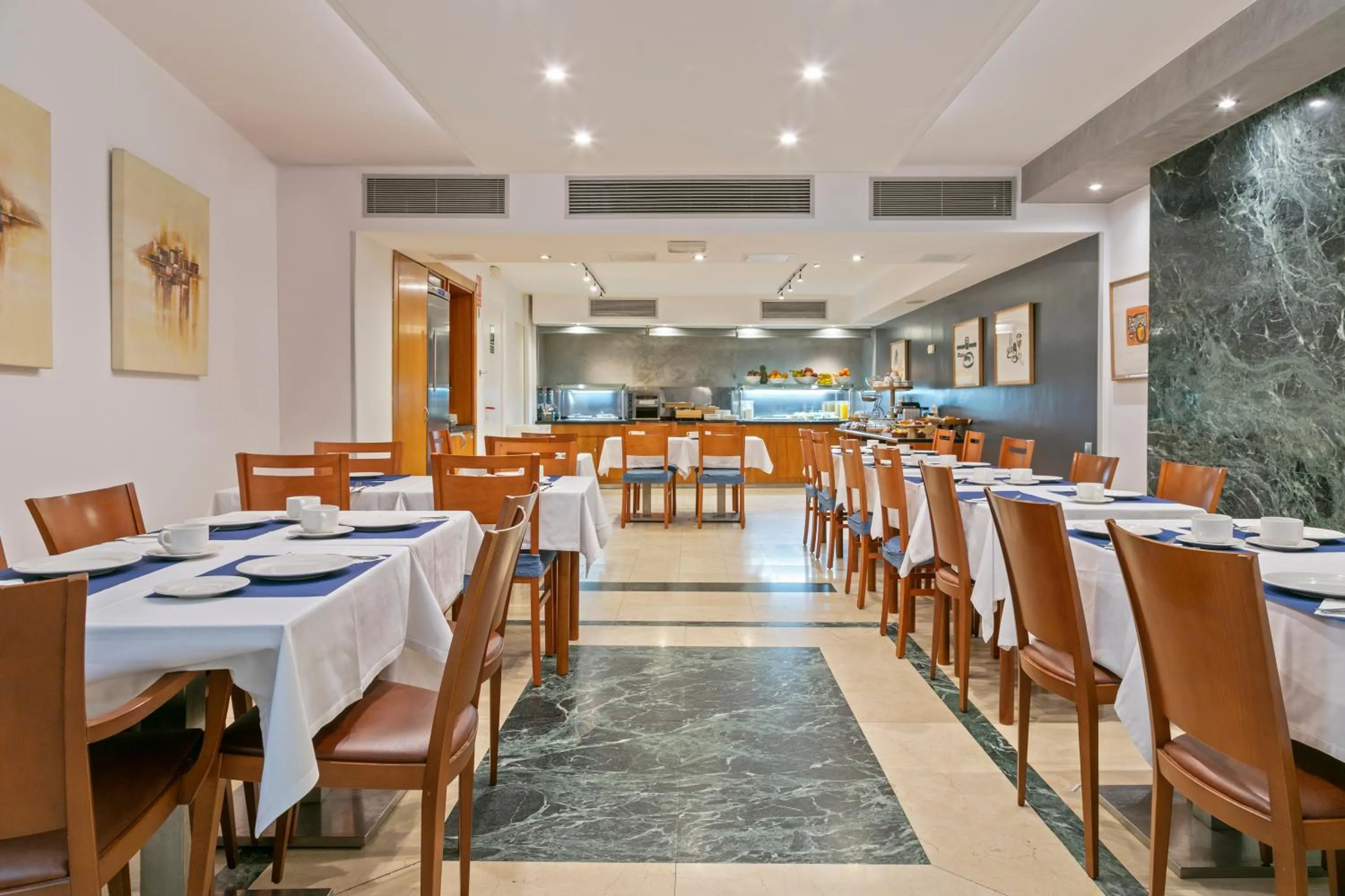 Dining area in Hotel Acta Azul Barcelona