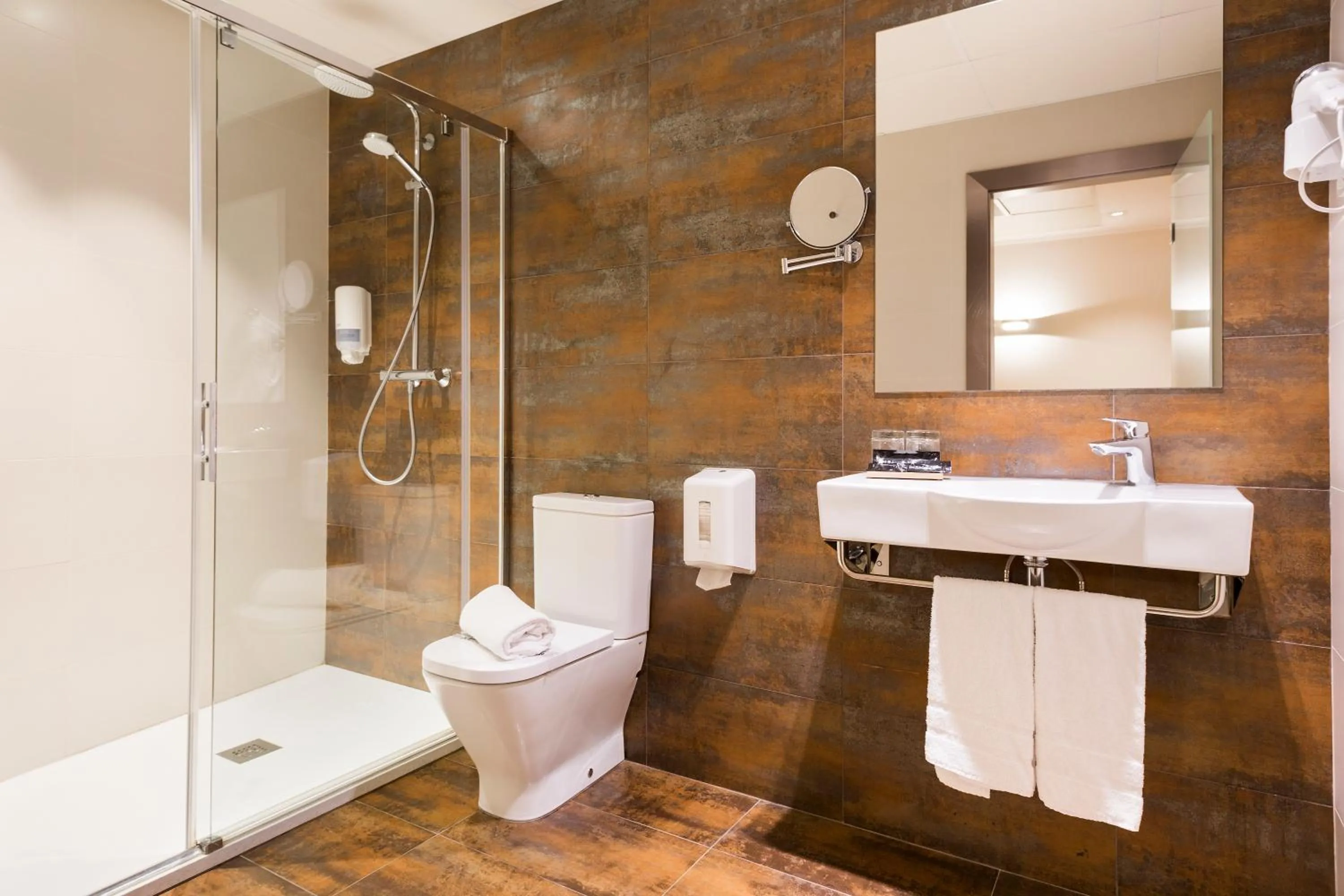 Shower in Hotel Acta Azul Barcelona