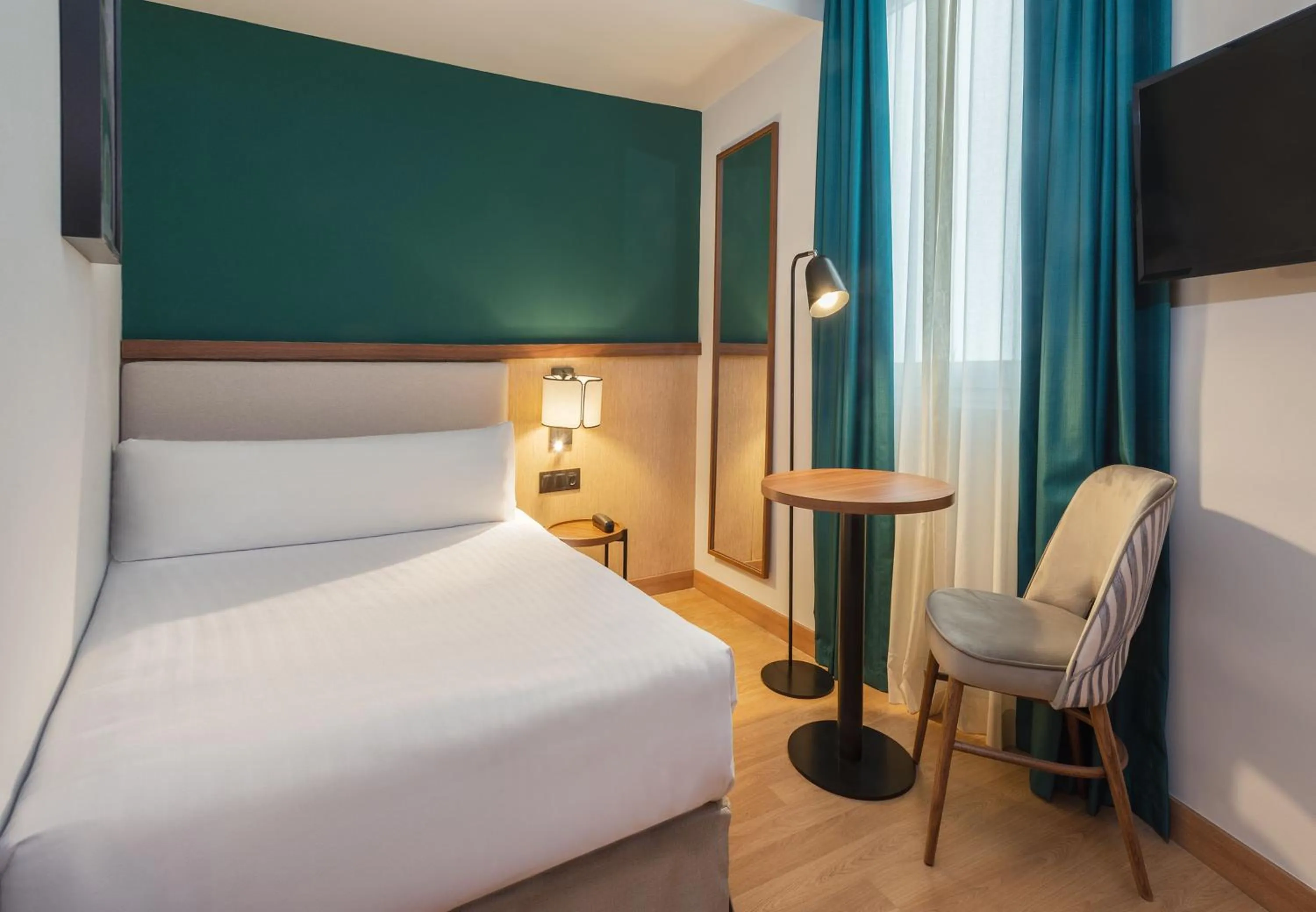 Property building, Bed in Hotel Elche Centro Affiliated by Meliá