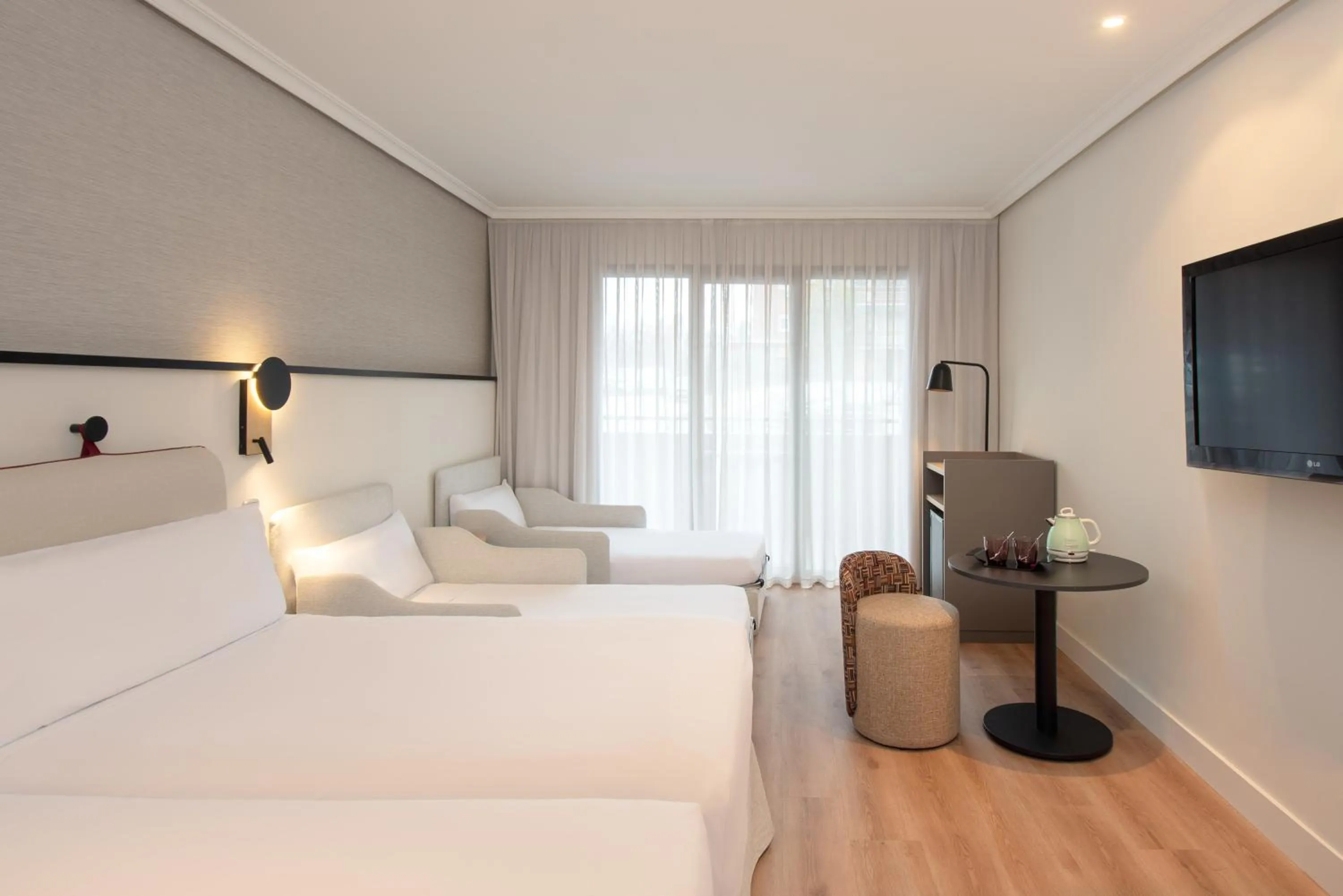 Communal lounge/ TV room, Bed in Hotel Madrid Alameda Aeropuerto, Affiliated by Meliá