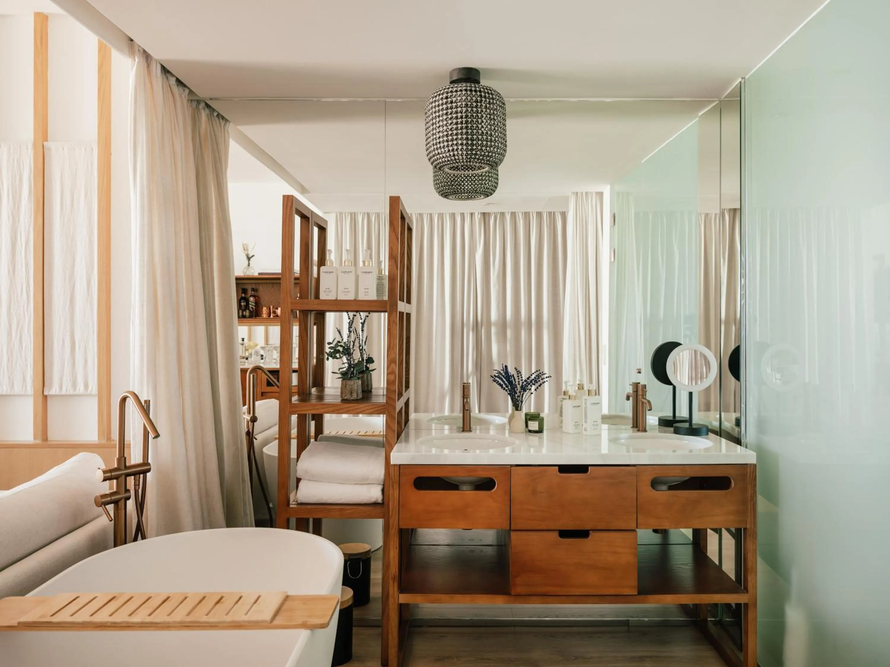 Bathroom, Bed in Hotel Victoria Gran Meliá