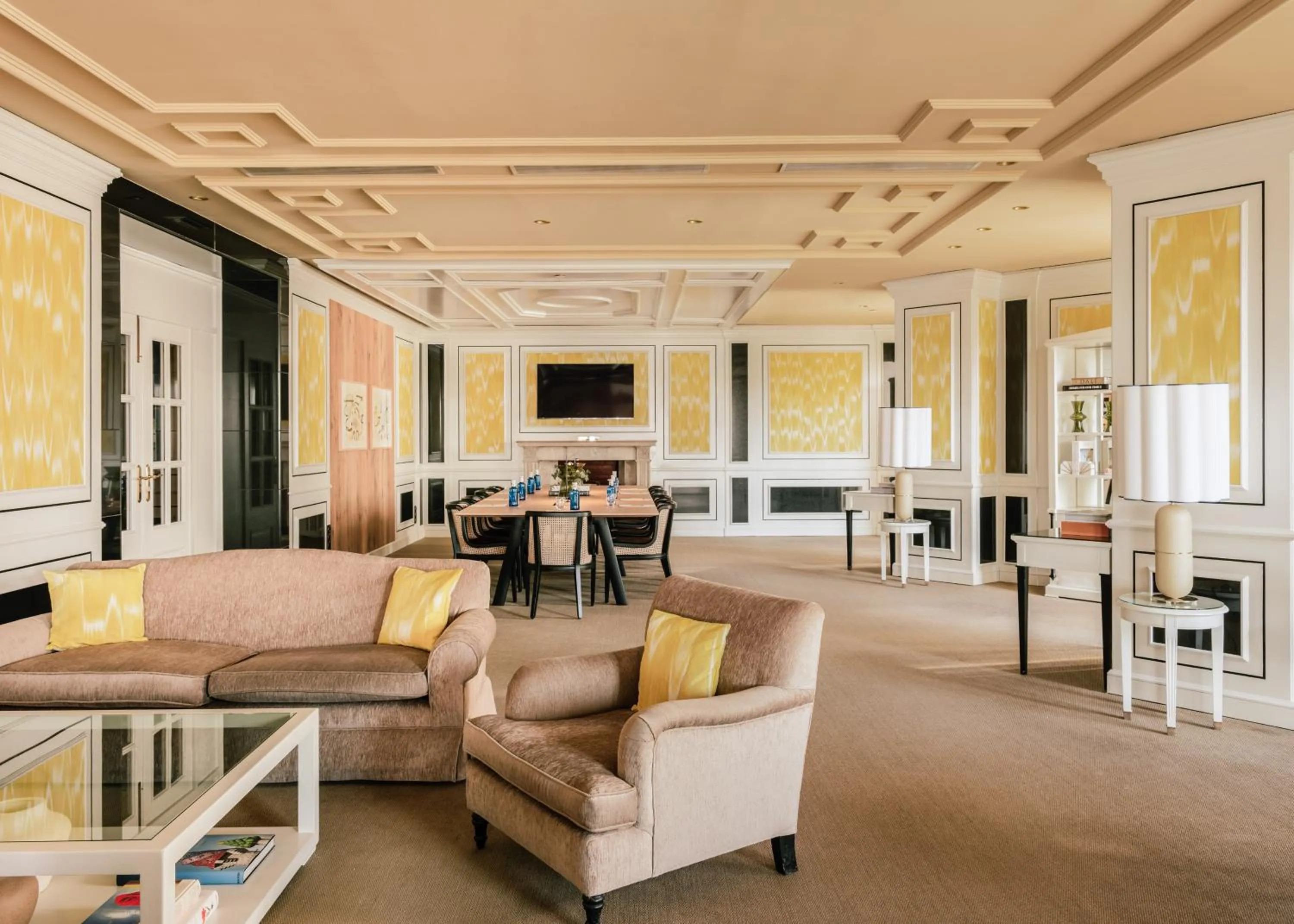 Communal lounge/ TV room in Hotel Victoria Gran Meliá