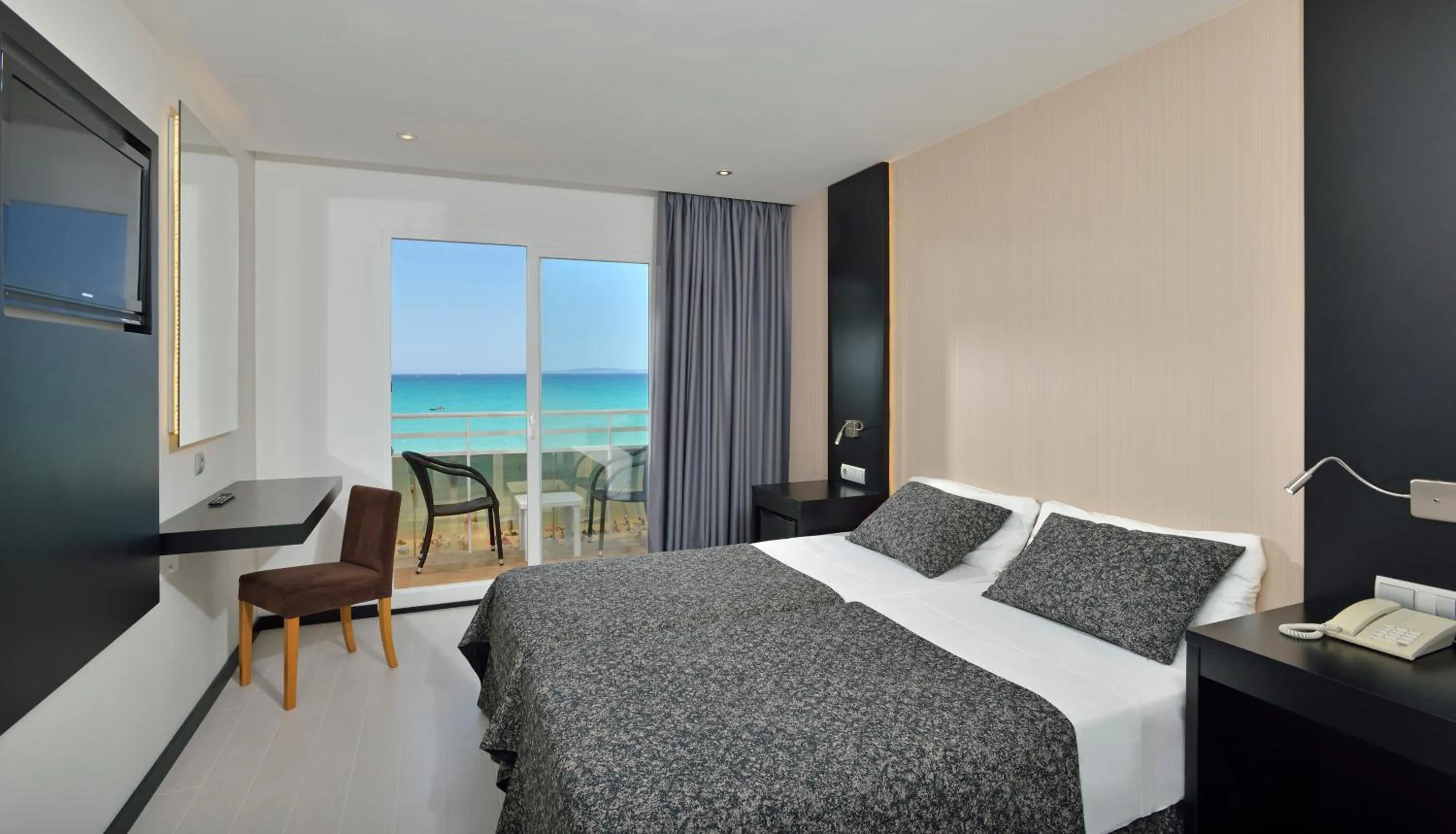 Balcony/Terrace, Bed in Hotel Hispania