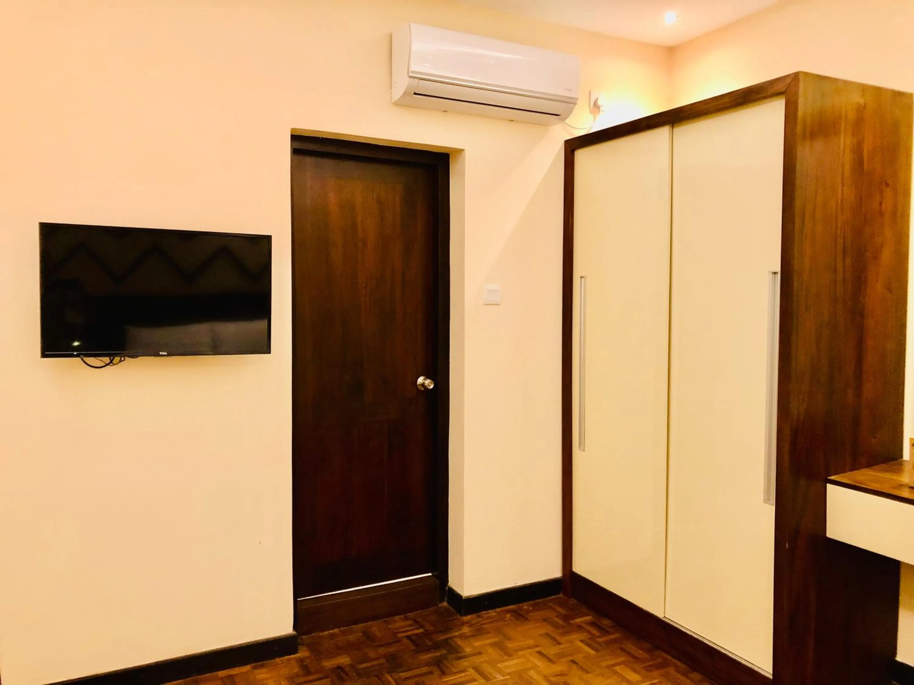 TV and multimedia in Tropic Inn - Mount Lavinia