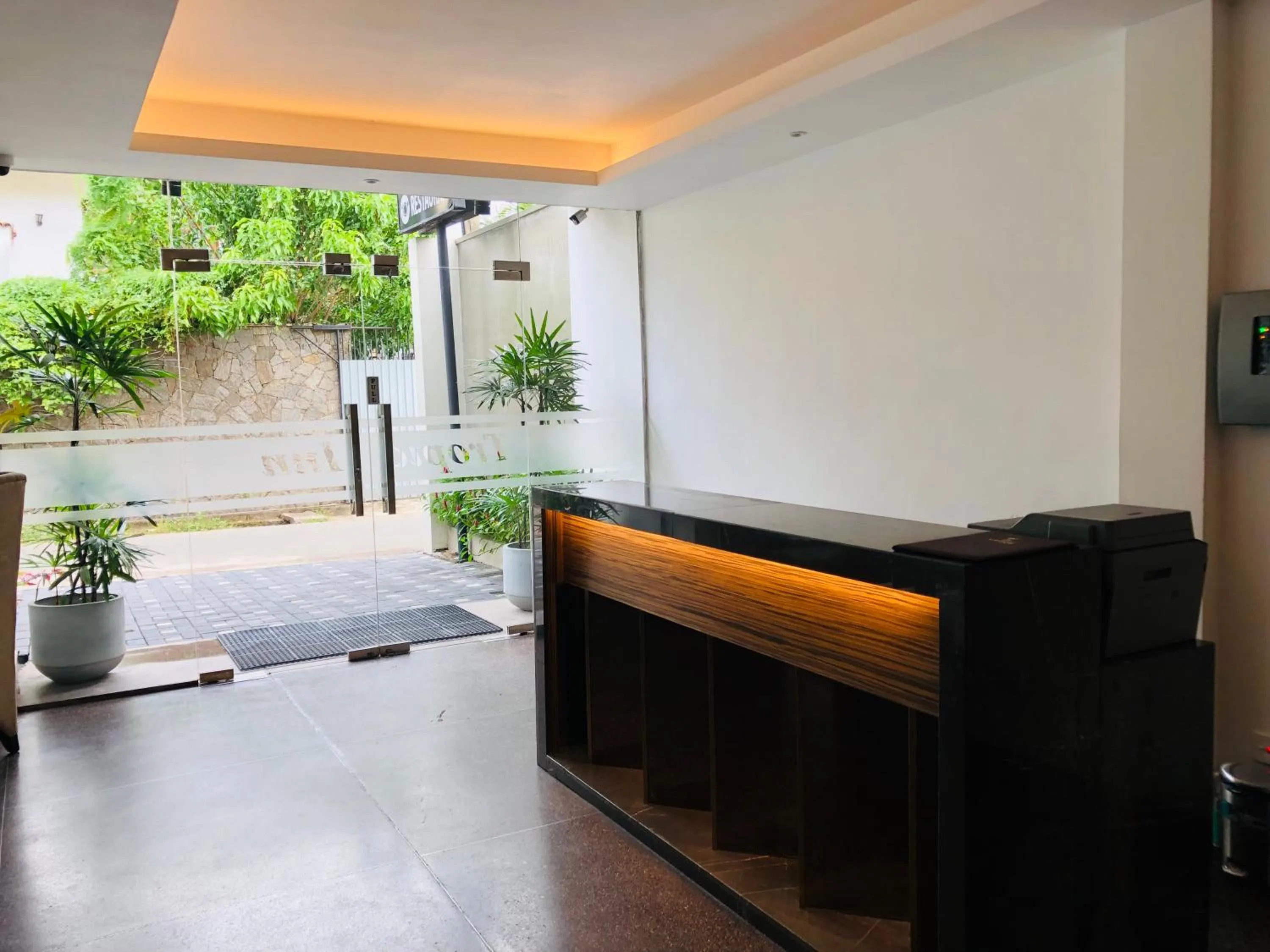 Facade/entrance in Tropic Inn - Mount Lavinia