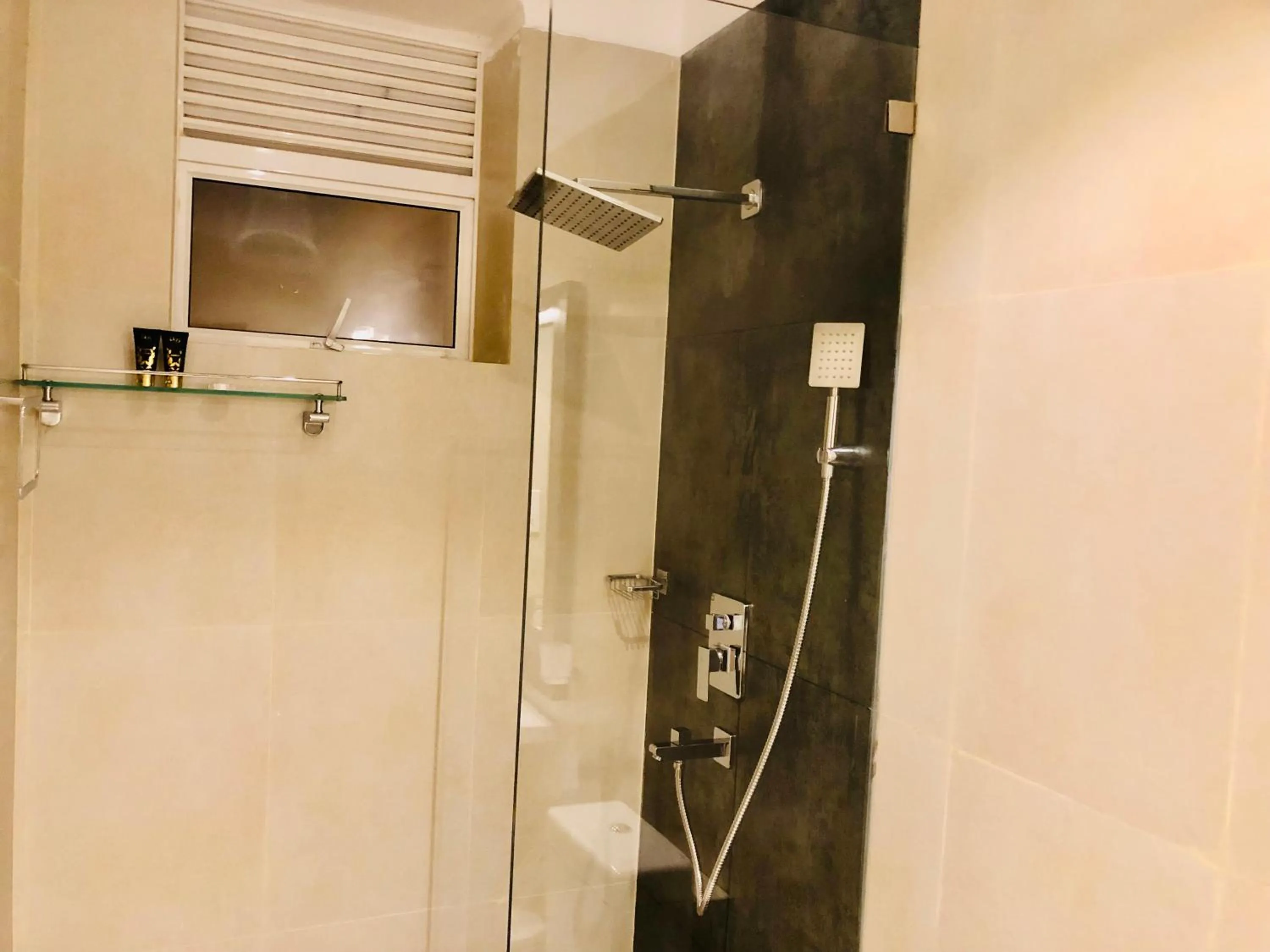 Shower in Tropic Inn - Mount Lavinia