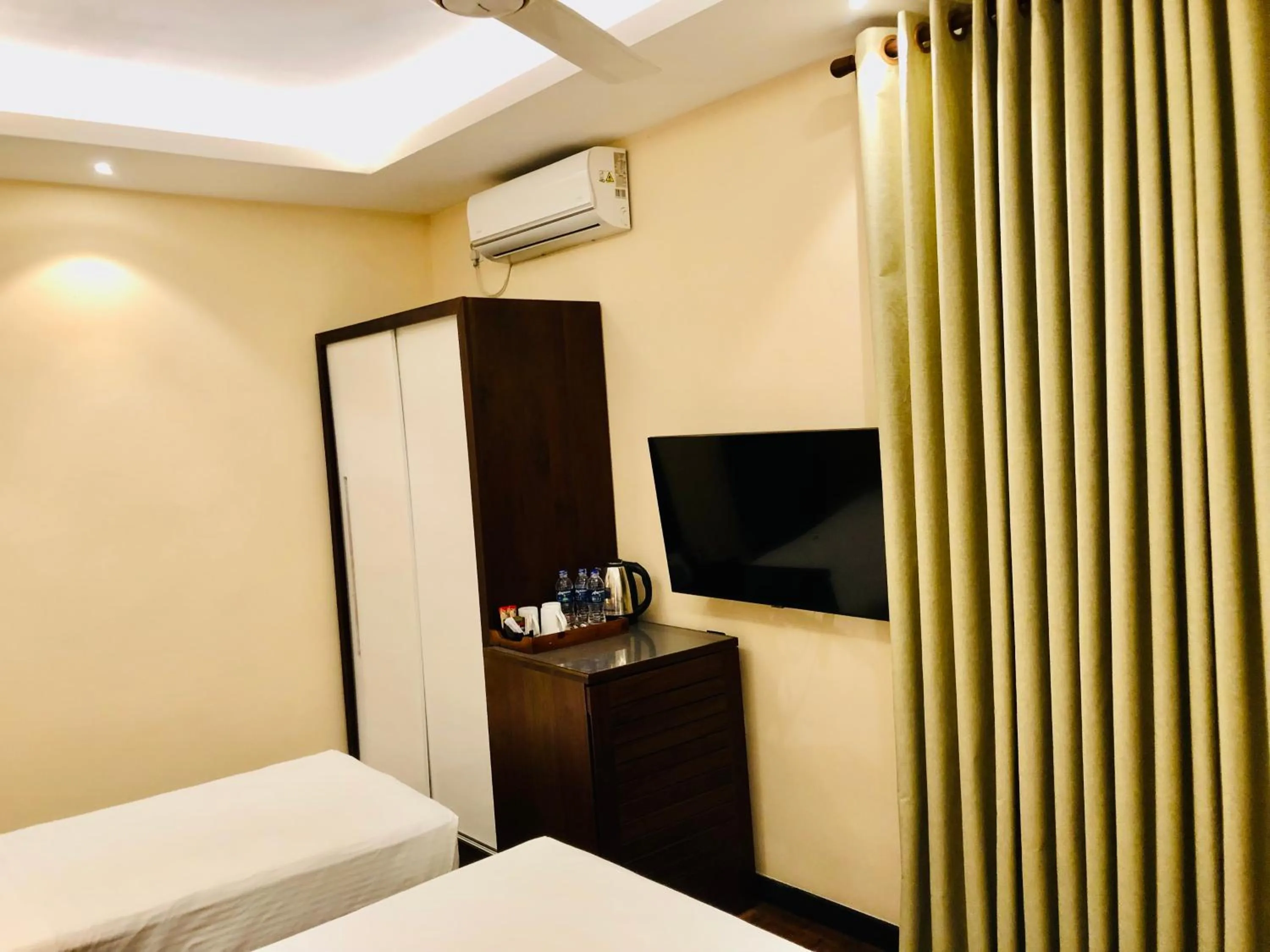 Bed in Tropic Inn - Mount Lavinia