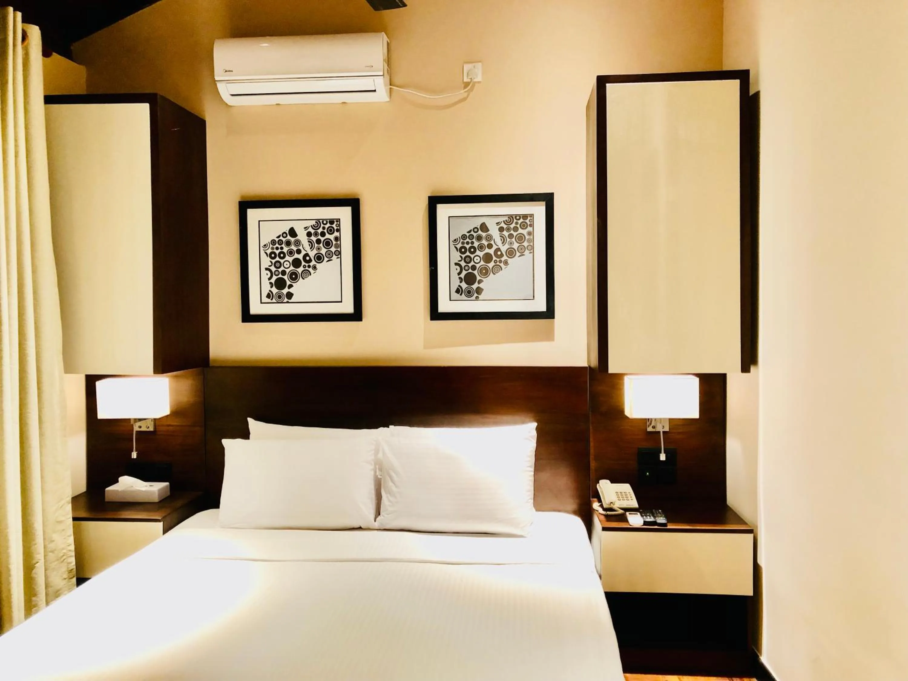 Bed in Tropic Inn - Mount Lavinia