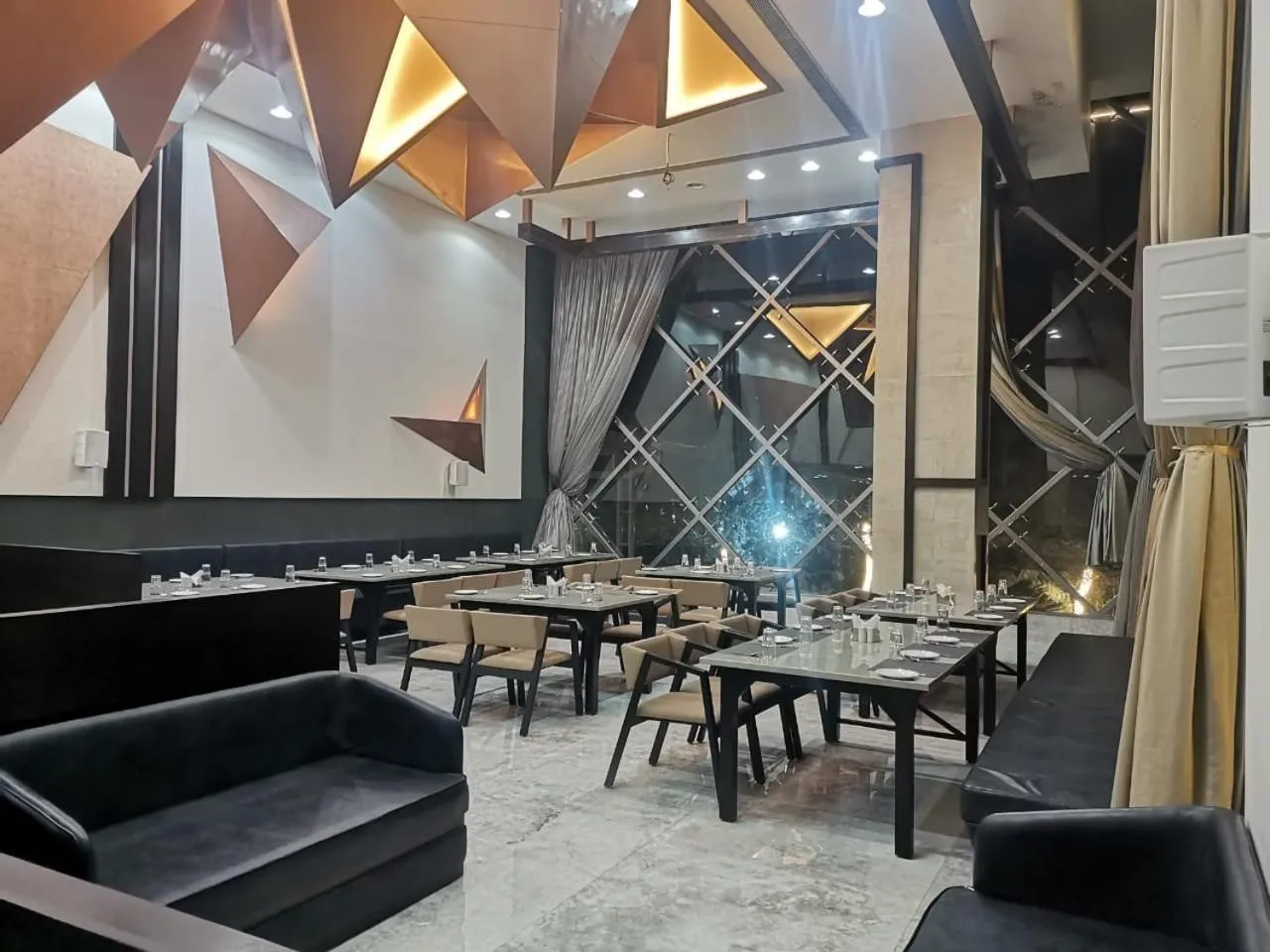 Restaurant/places to eat in Ratnapriya hotel and resort