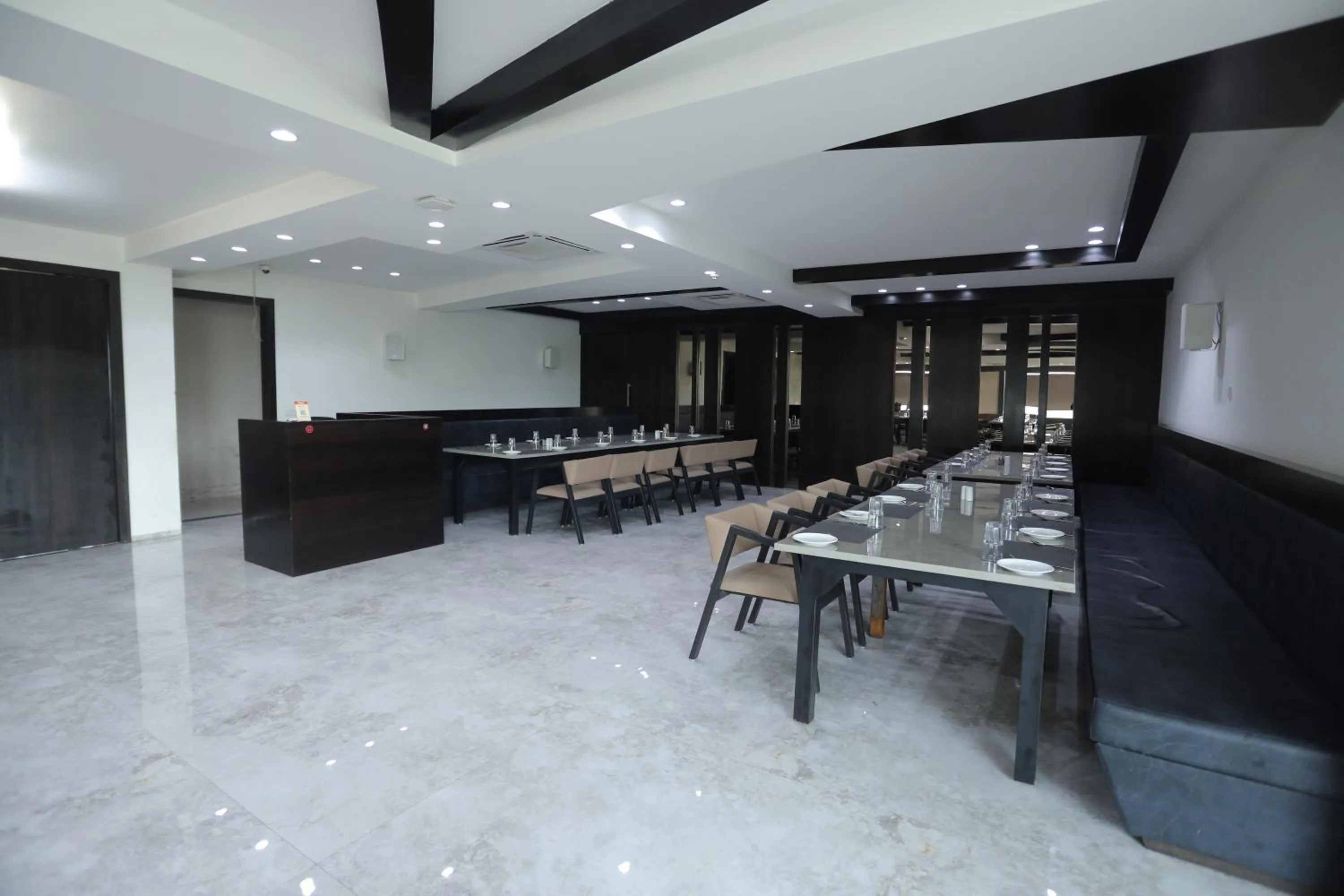 Restaurant/places to eat in Ratnapriya hotel and resort