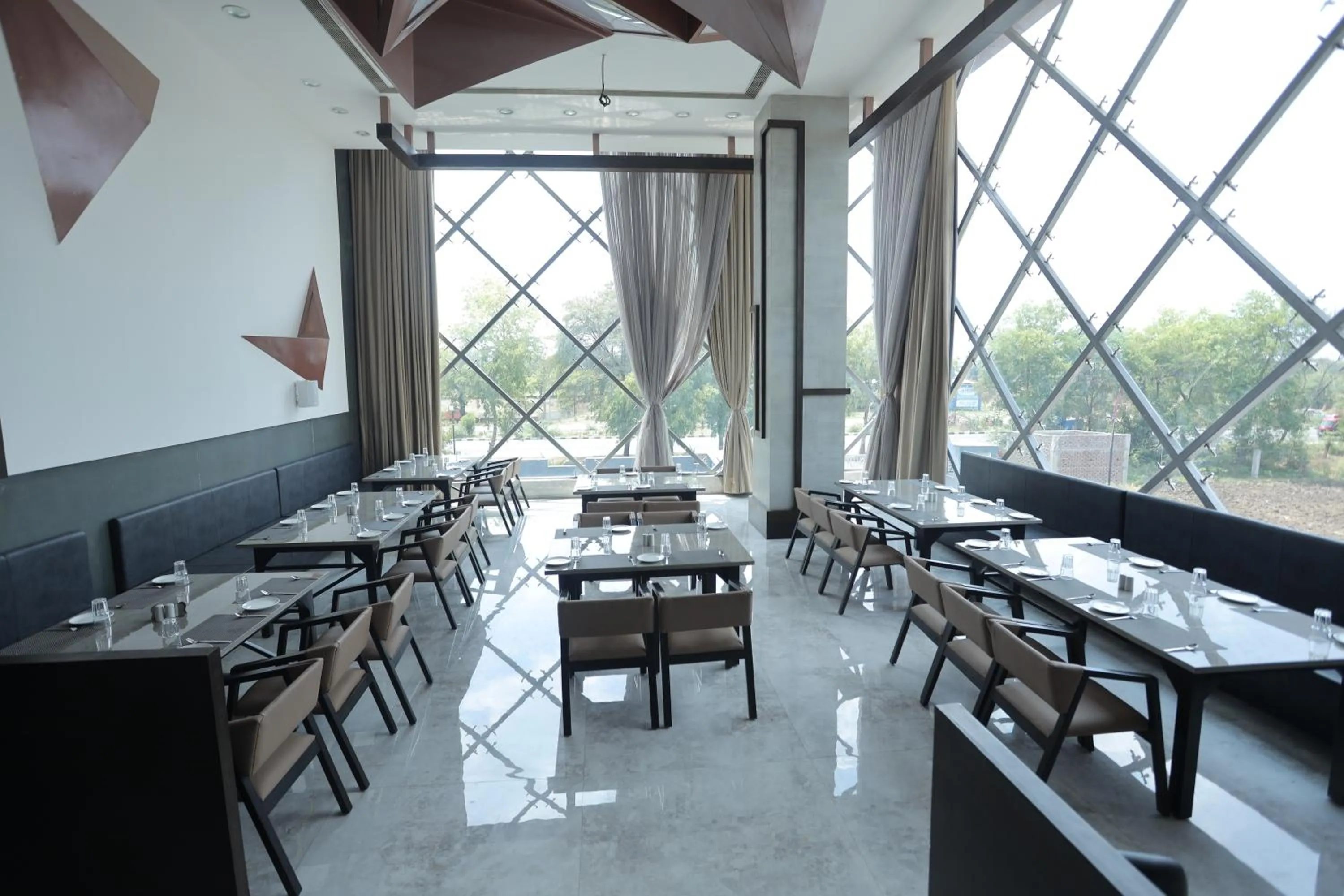 Restaurant/places to eat in Ratnapriya hotel and resort