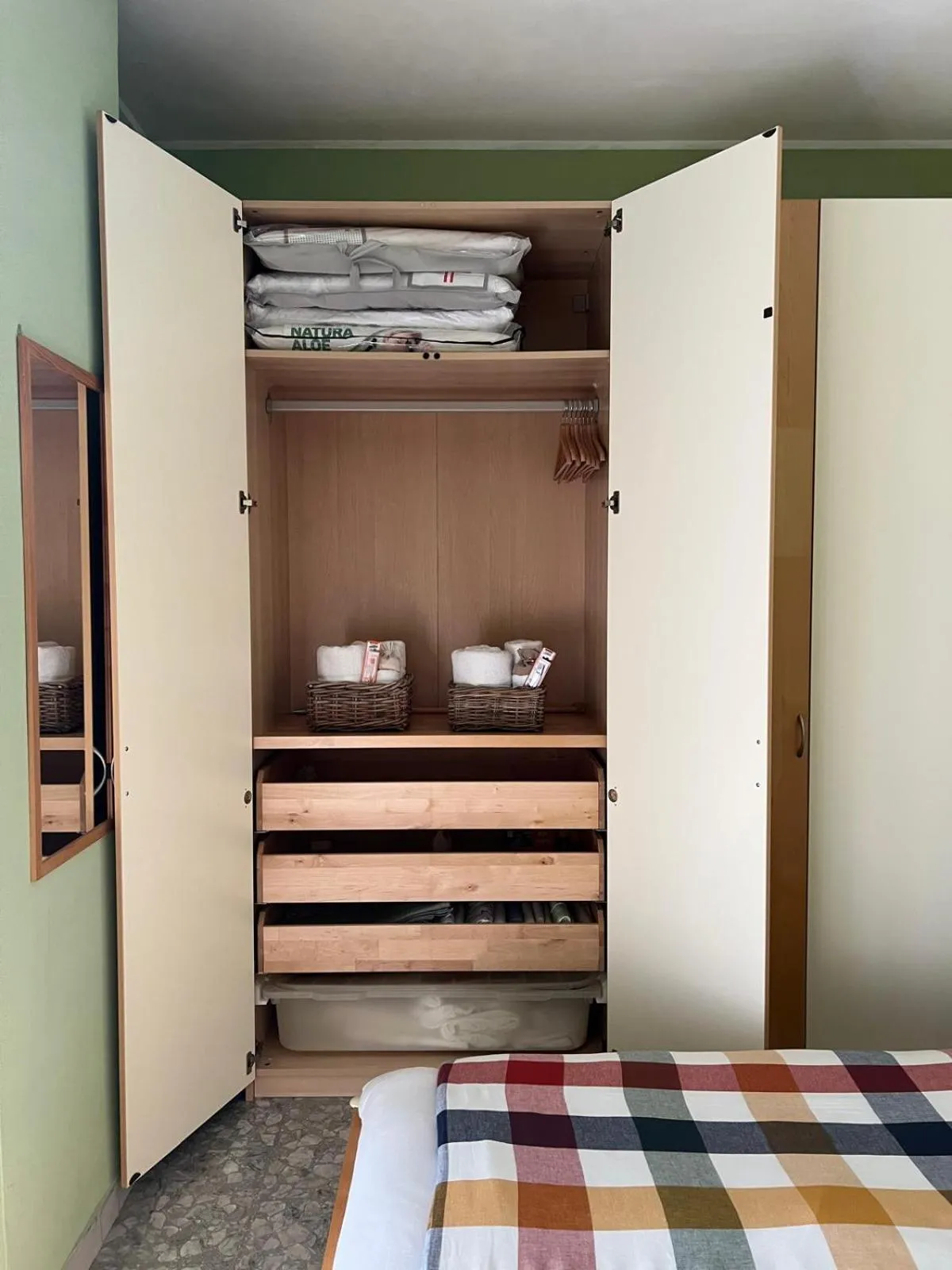 wardrobe, Bed in Appartamento CasaZeta luminoso e centralissimo