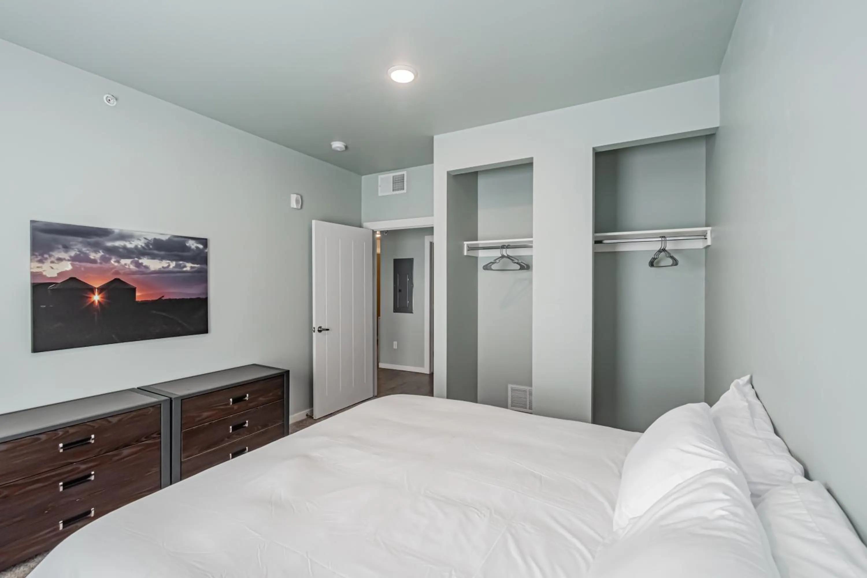 Bed in Bringham's Mill Apartments Perfect for Groups Full Kitchen Gym and Free Parking