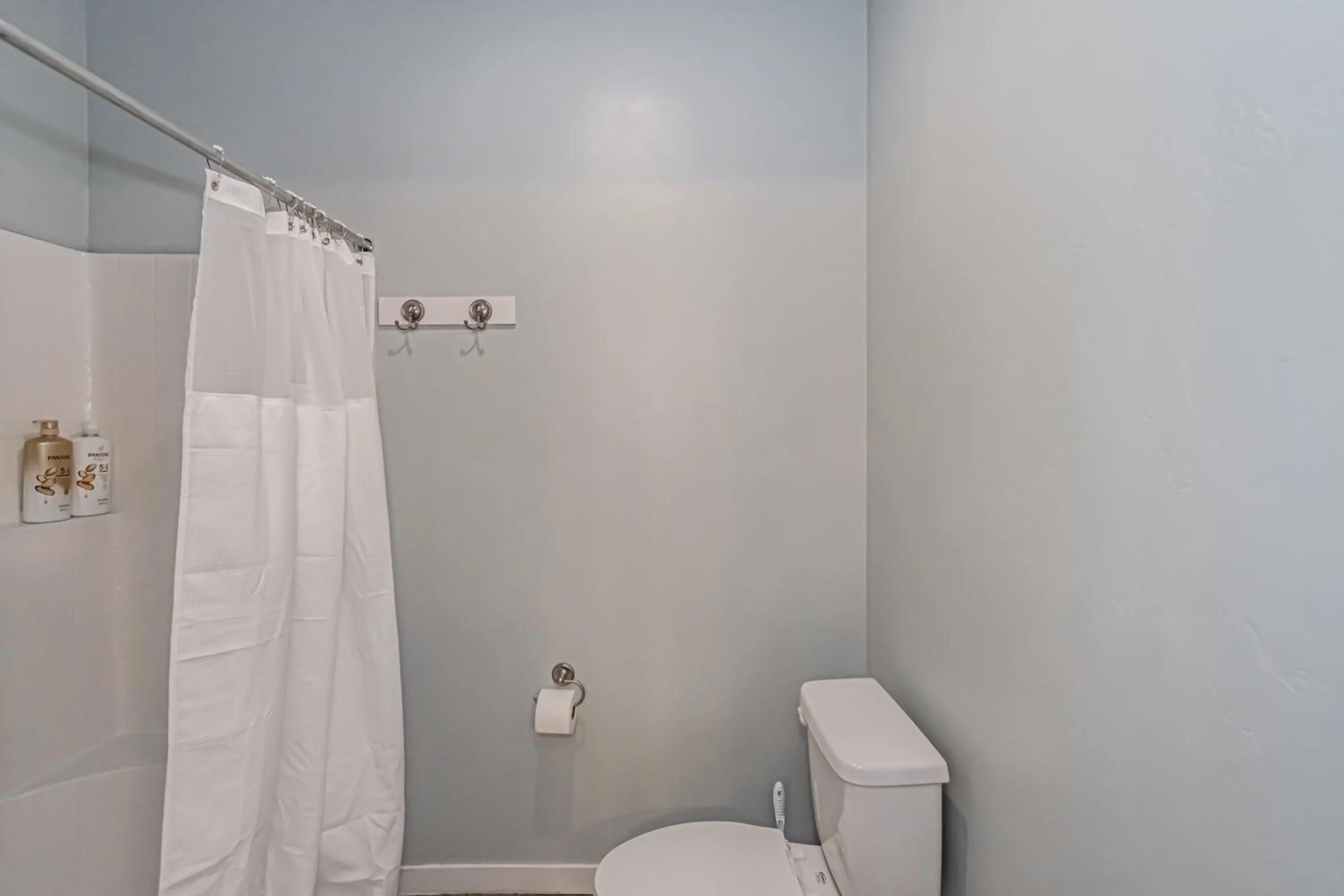 Toilet in Bringham's Mill Apartments Perfect for Groups Full Kitchen Gym and Free Parking