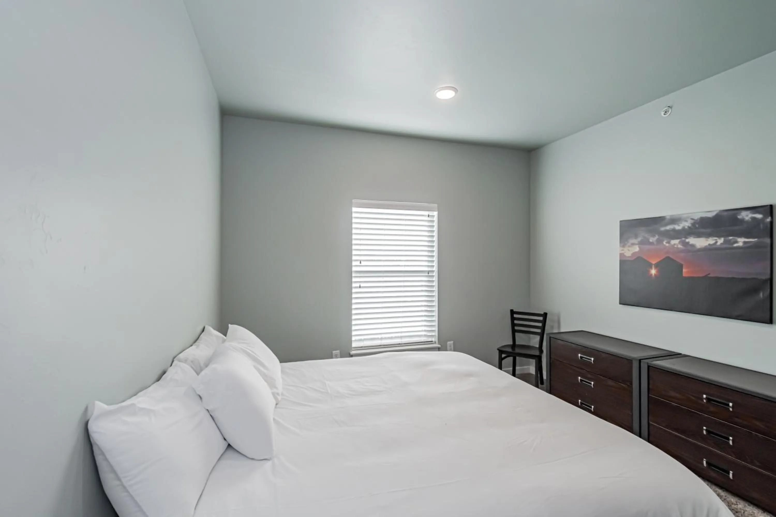 Bed in Bringham's Mill Apartments Perfect for Groups Full Kitchen Gym and Free Parking