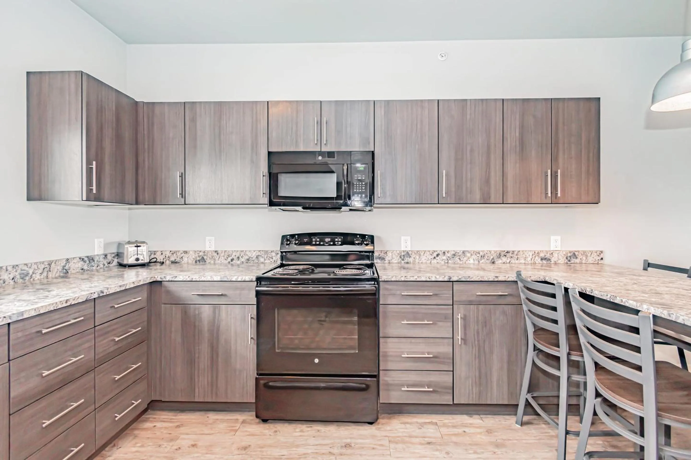 Kitchen or kitchenette in Bringham's Mill Apartments Perfect for Groups Full Kitchen Gym and Free Parking