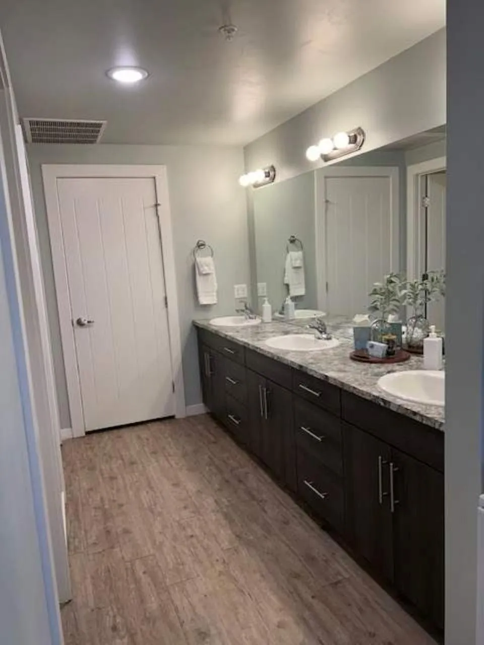 Toilet in Bringham's Mill Apartments Perfect for Groups Full Kitchen Gym and Free Parking