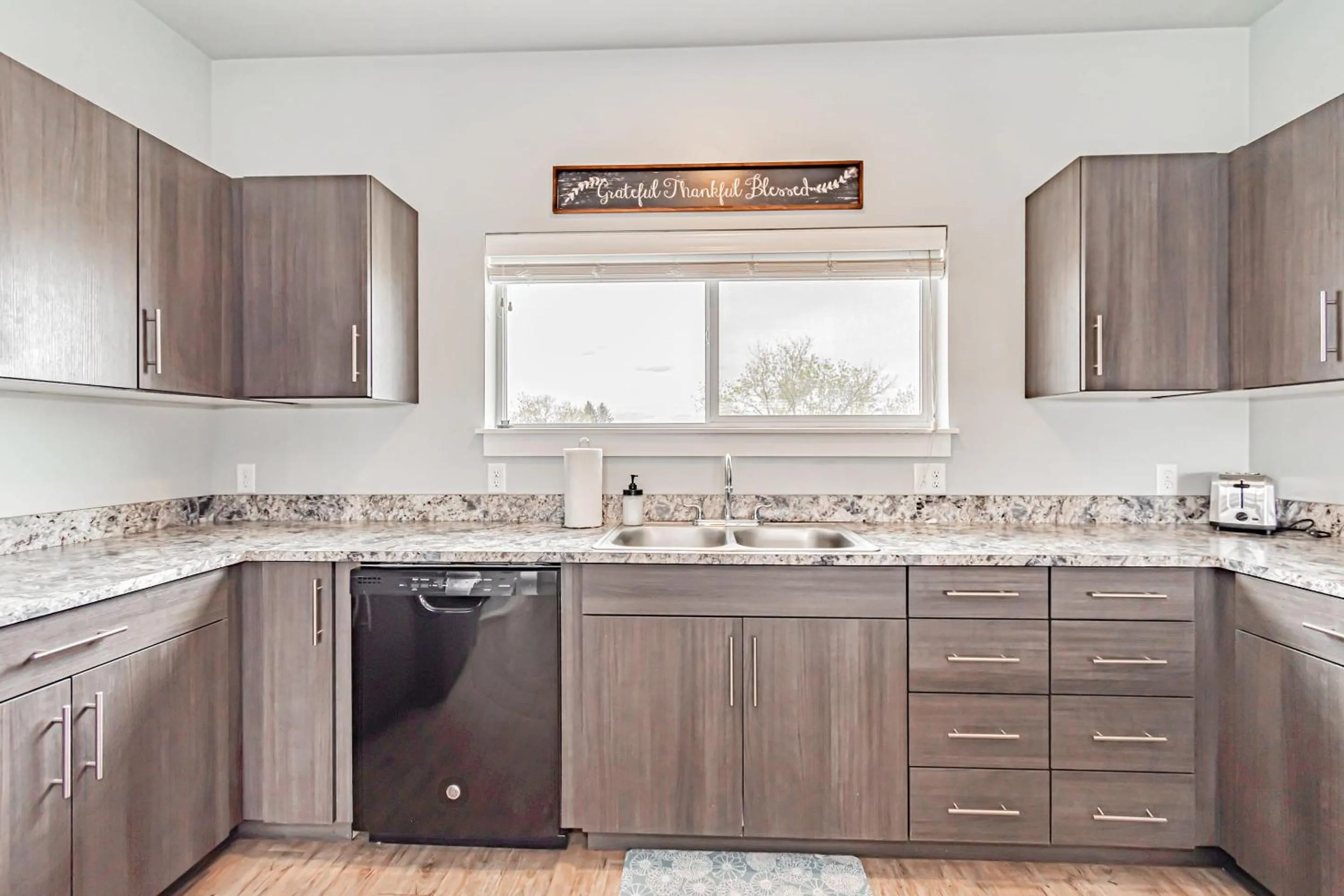 Kitchen or kitchenette in Bringham's Mill Apartments Perfect for Groups Full Kitchen Gym and Free Parking