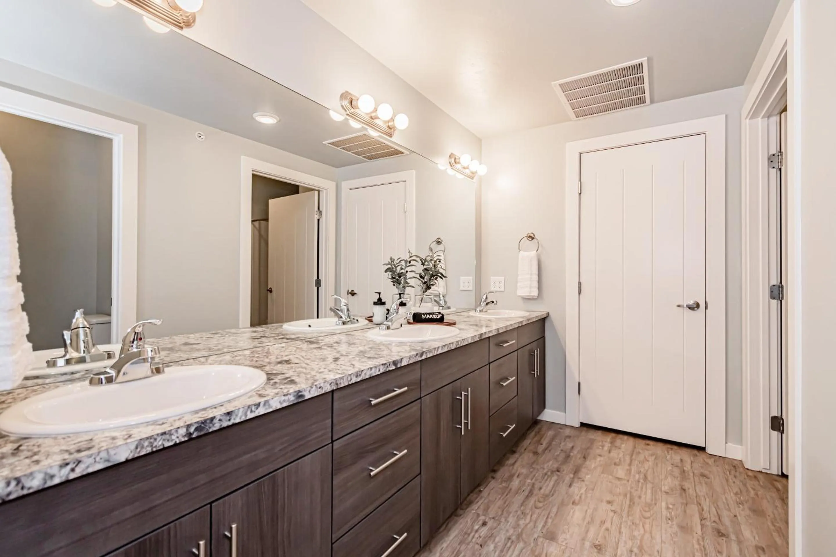 Toilet in Bringham's Mill Apartments Perfect for Groups Full Kitchen Gym and Free Parking