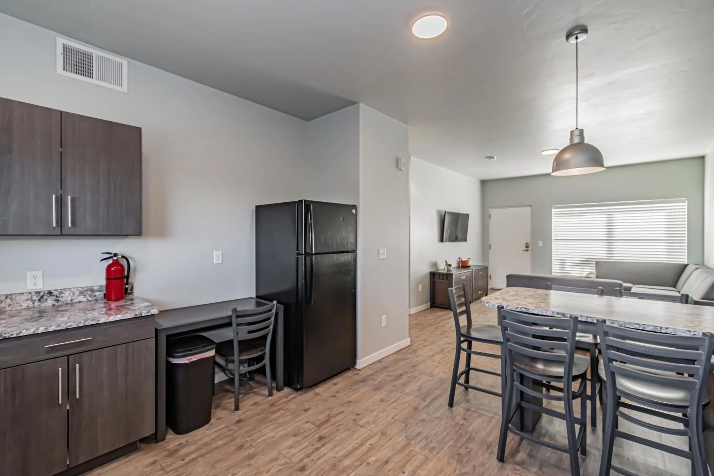 Dining area in Bringham's Mill Apartments Perfect for Groups Full Kitchen Gym and Free Parking