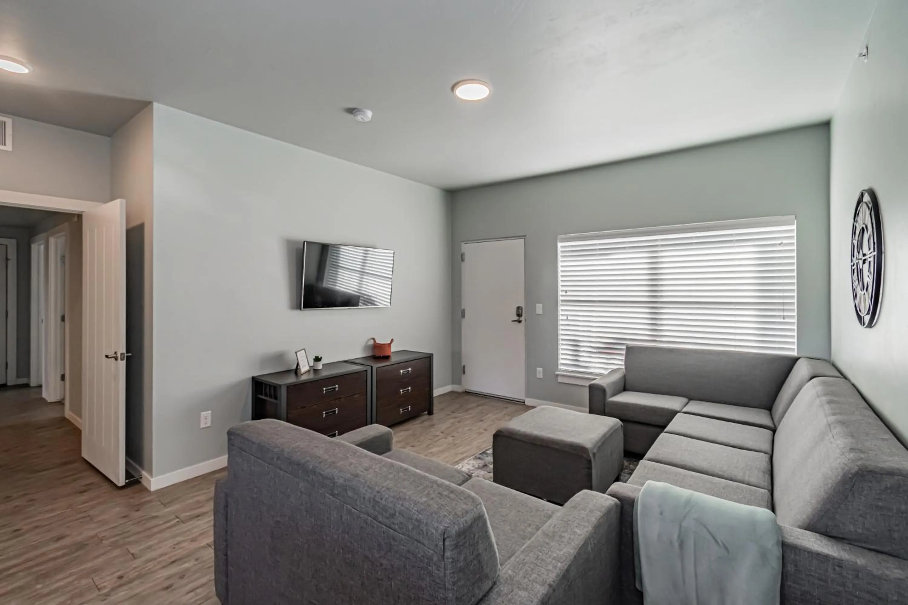 Living room in Bringham's Mill Apartments Perfect for Groups Full Kitchen Gym and Free Parking