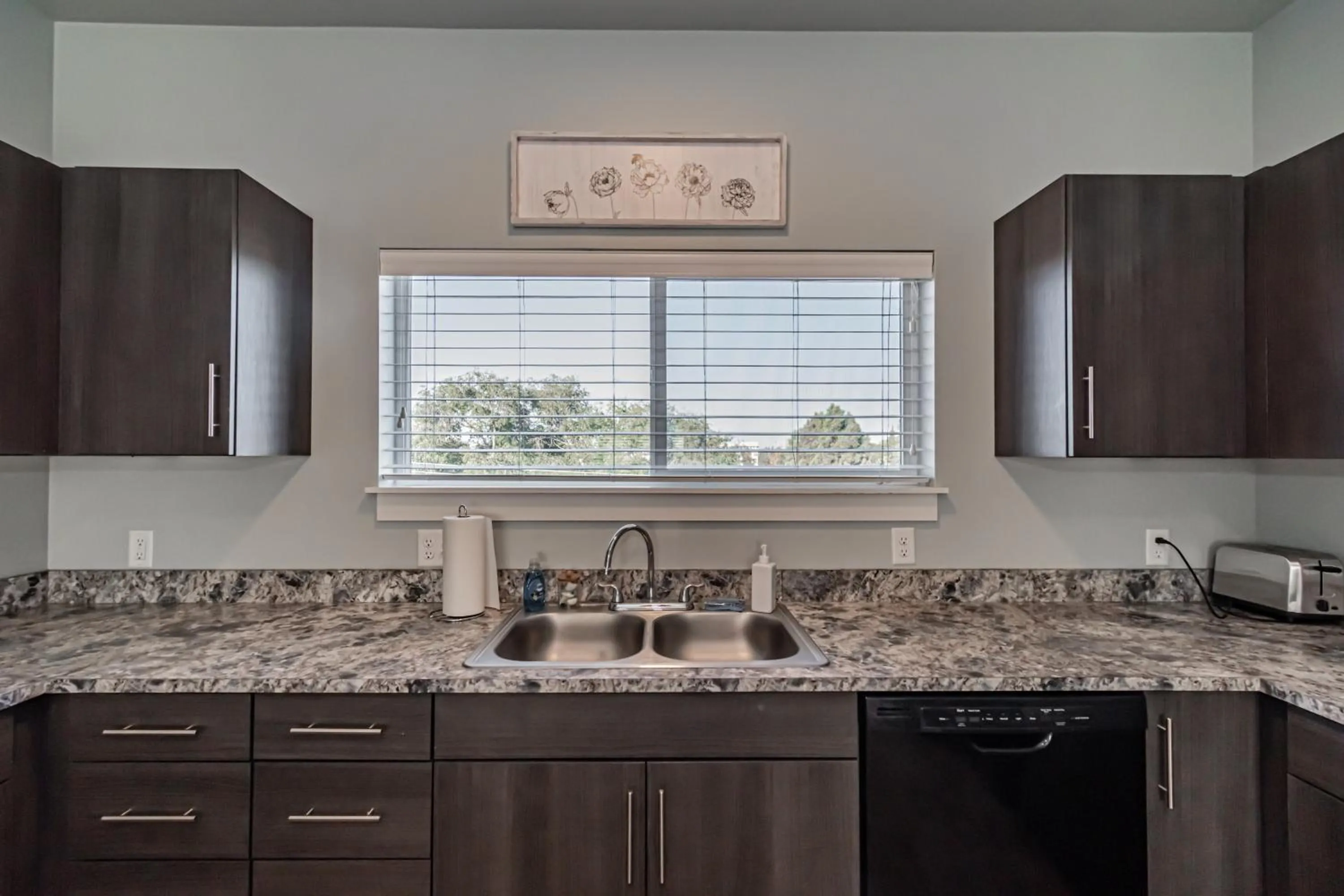 Kitchen or kitchenette in Bringham's Mill Apartments Perfect for Groups Full Kitchen Gym and Free Parking