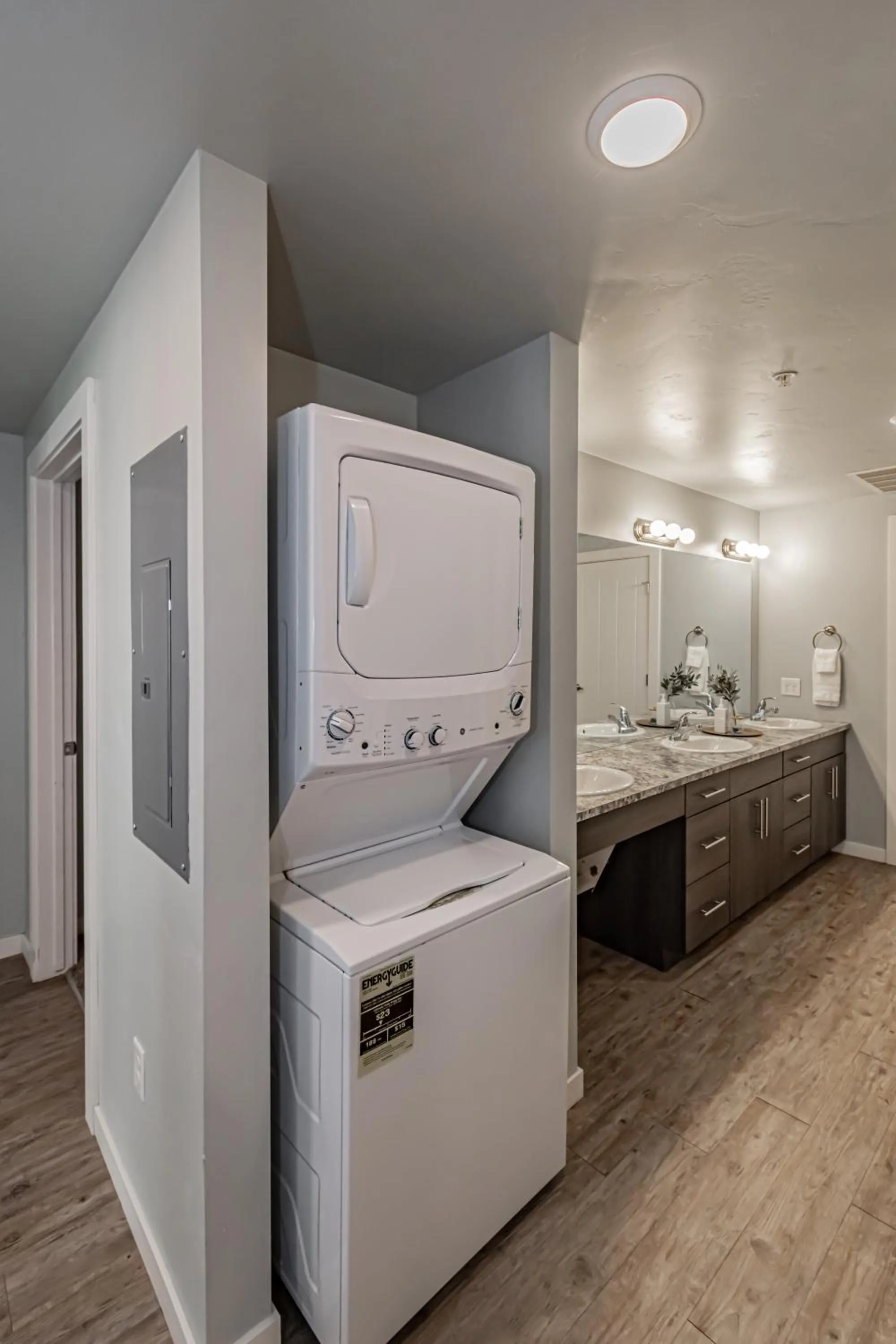 washing machine in Bringham's Mill Apartments Perfect for Groups Full Kitchen Gym and Free Parking