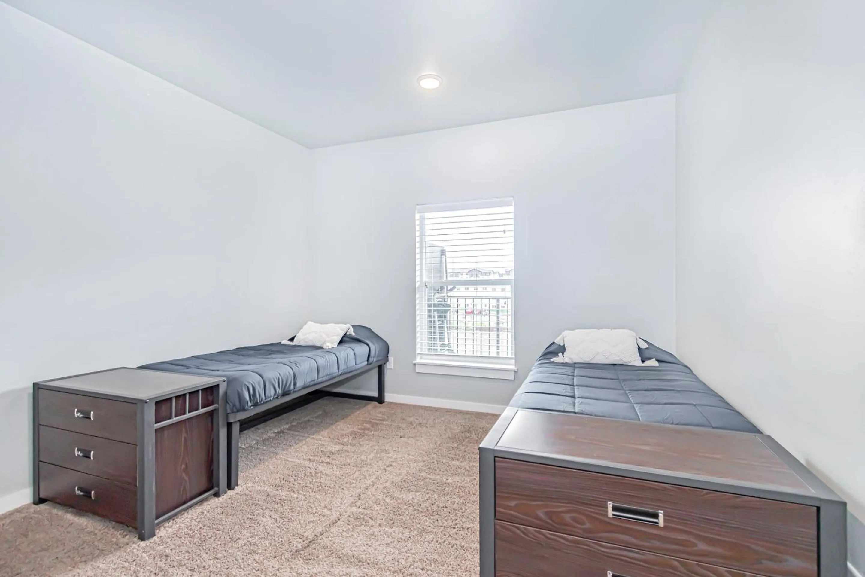 Bed in Bringham's Mill Apartments Perfect for Groups Full Kitchen Gym and Free Parking