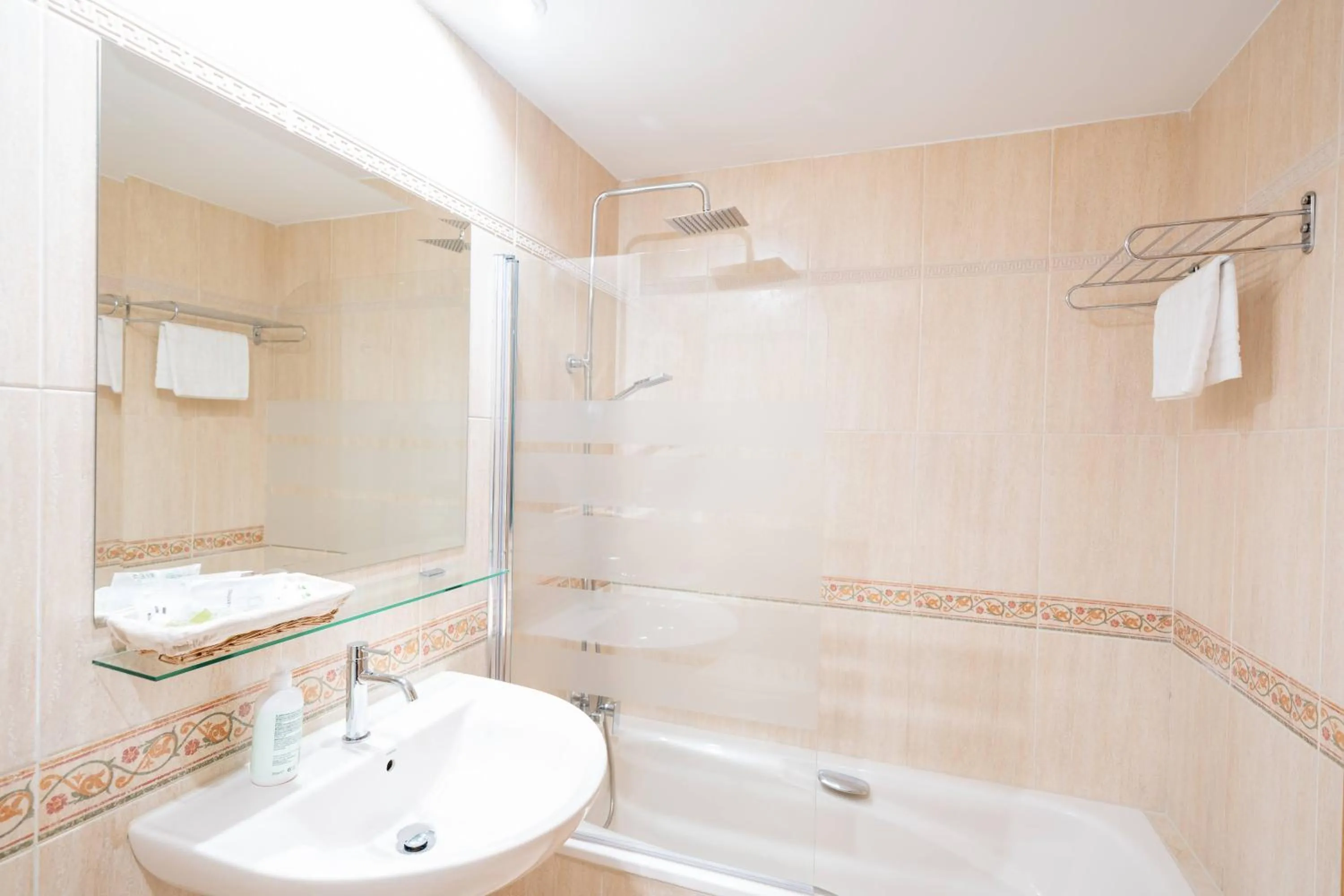 Bathroom in Apartamentos GO - Génova Parquesol - Parking Gratuito-Zona libre de bajas emisiones