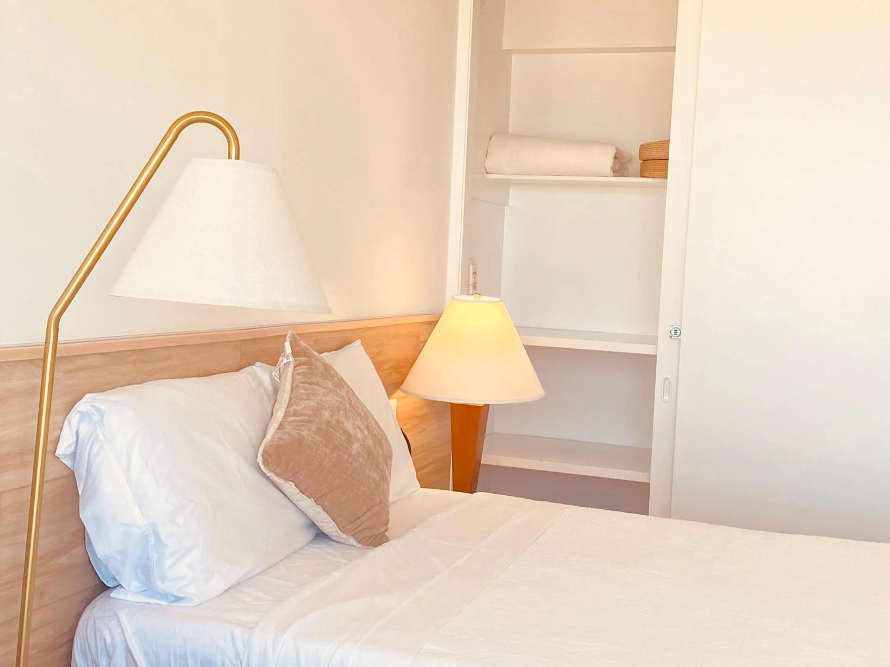 Bed in Newly renovated luxury, modern style Waikiki Sunset Hotel Ocean view Freeparking