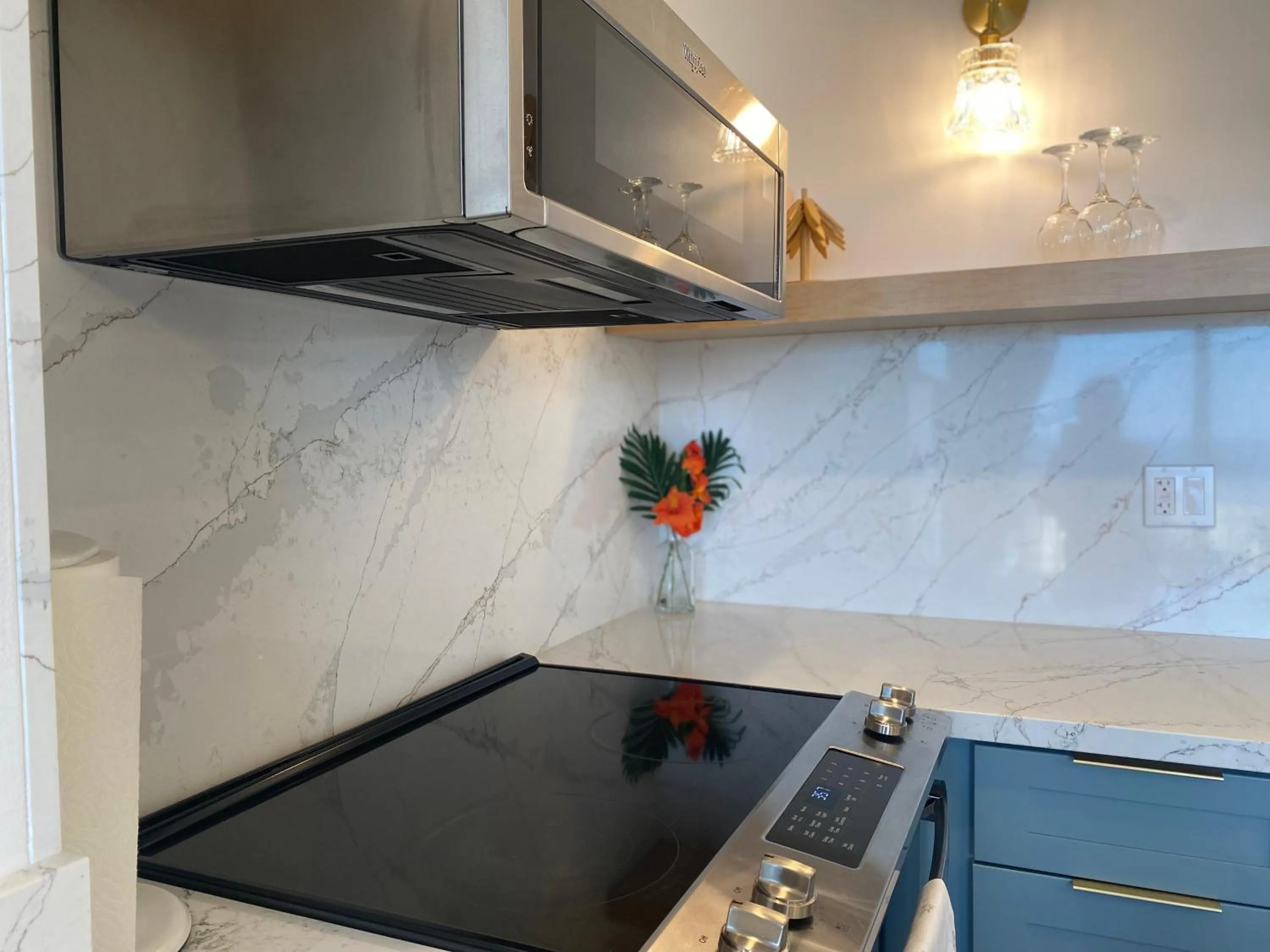 Newly renovated luxury, modern style Waikiki Sunset Hotel Ocean view Freeparking