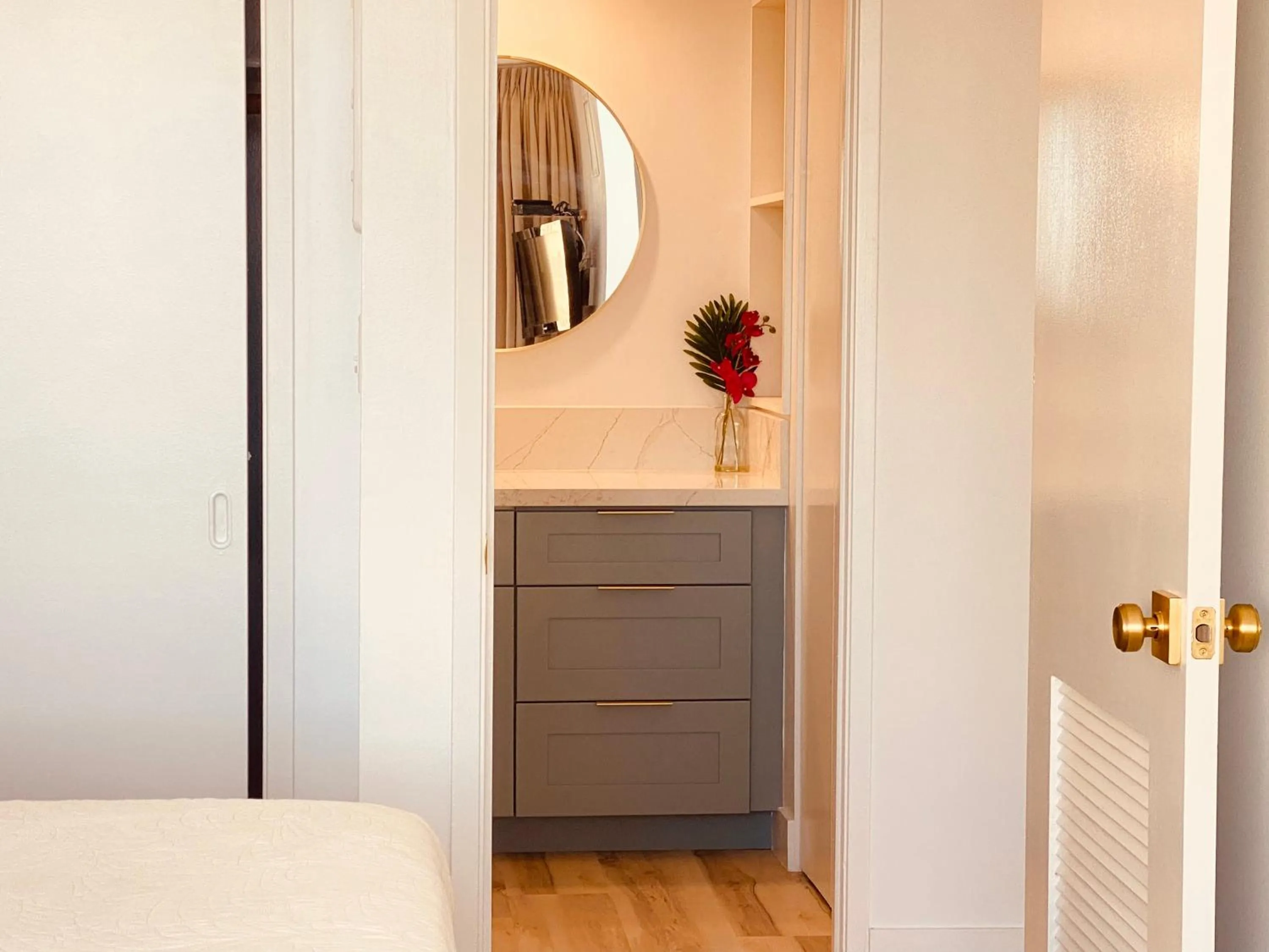 Newly renovated luxury, modern style Waikiki Sunset Hotel Ocean view Freeparking