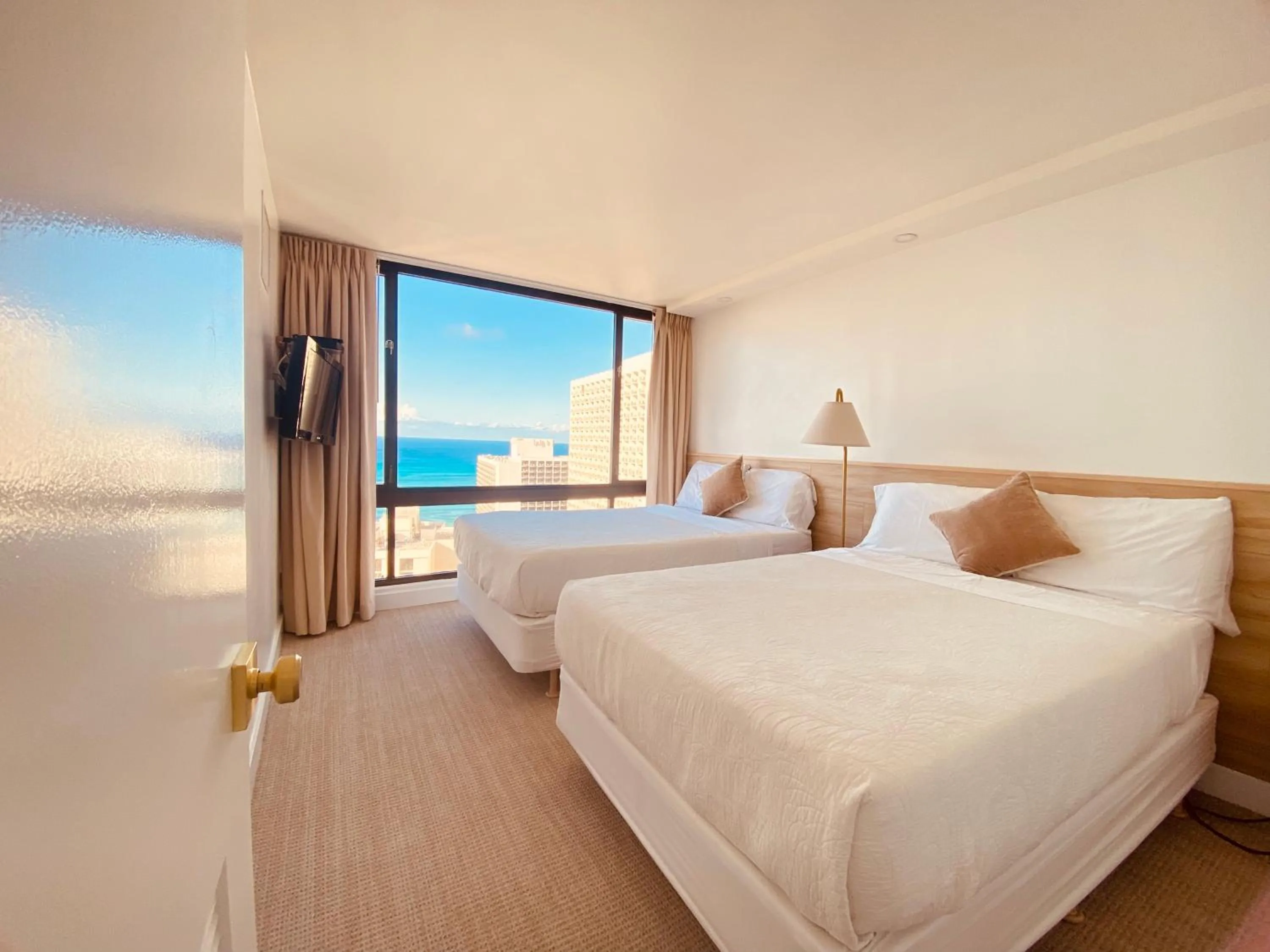 Bed in Newly renovated luxury, modern style Waikiki Sunset Hotel Ocean view Freeparking