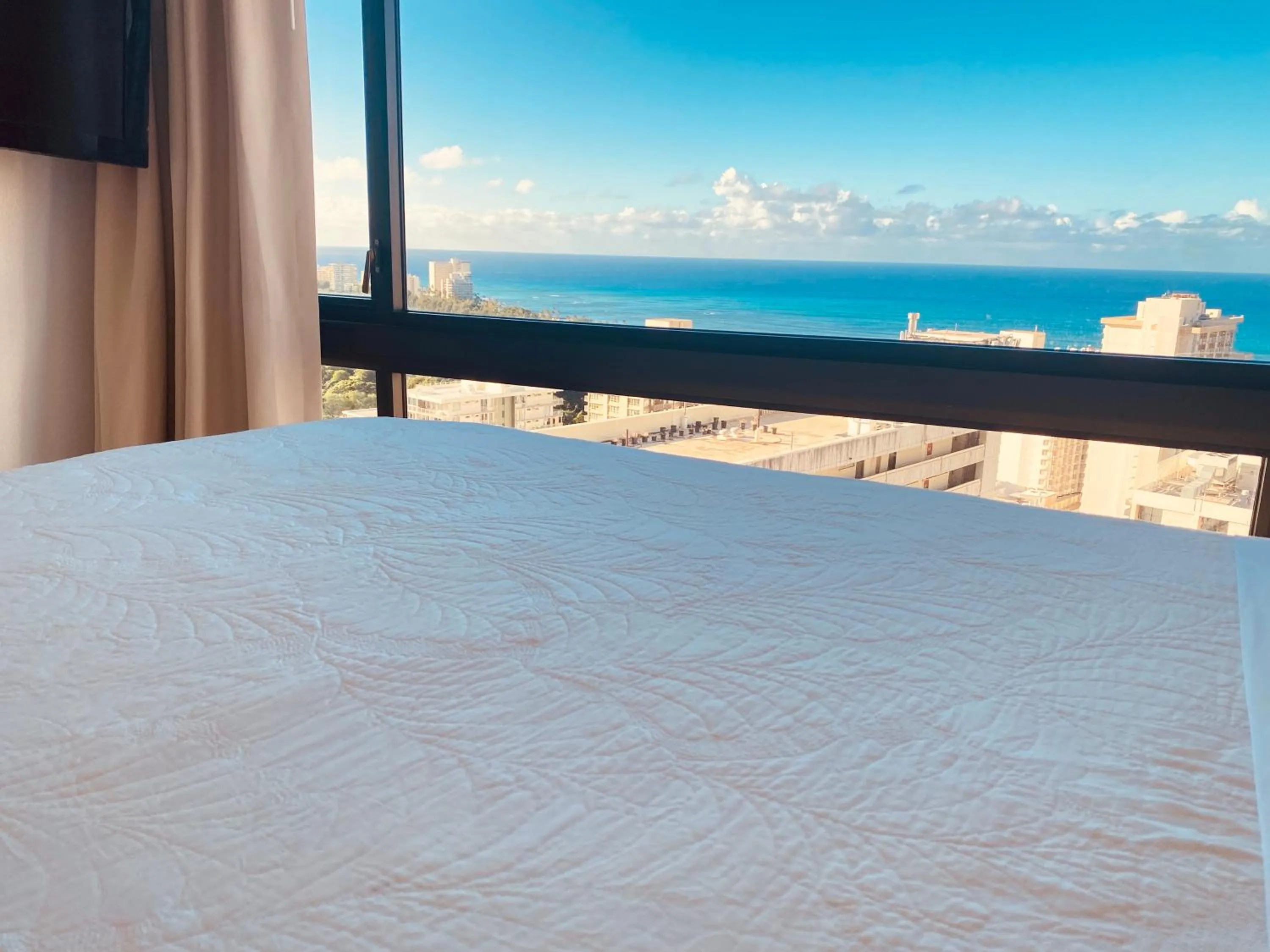 Bed in Newly renovated luxury, modern style Waikiki Sunset Hotel Ocean view Freeparking