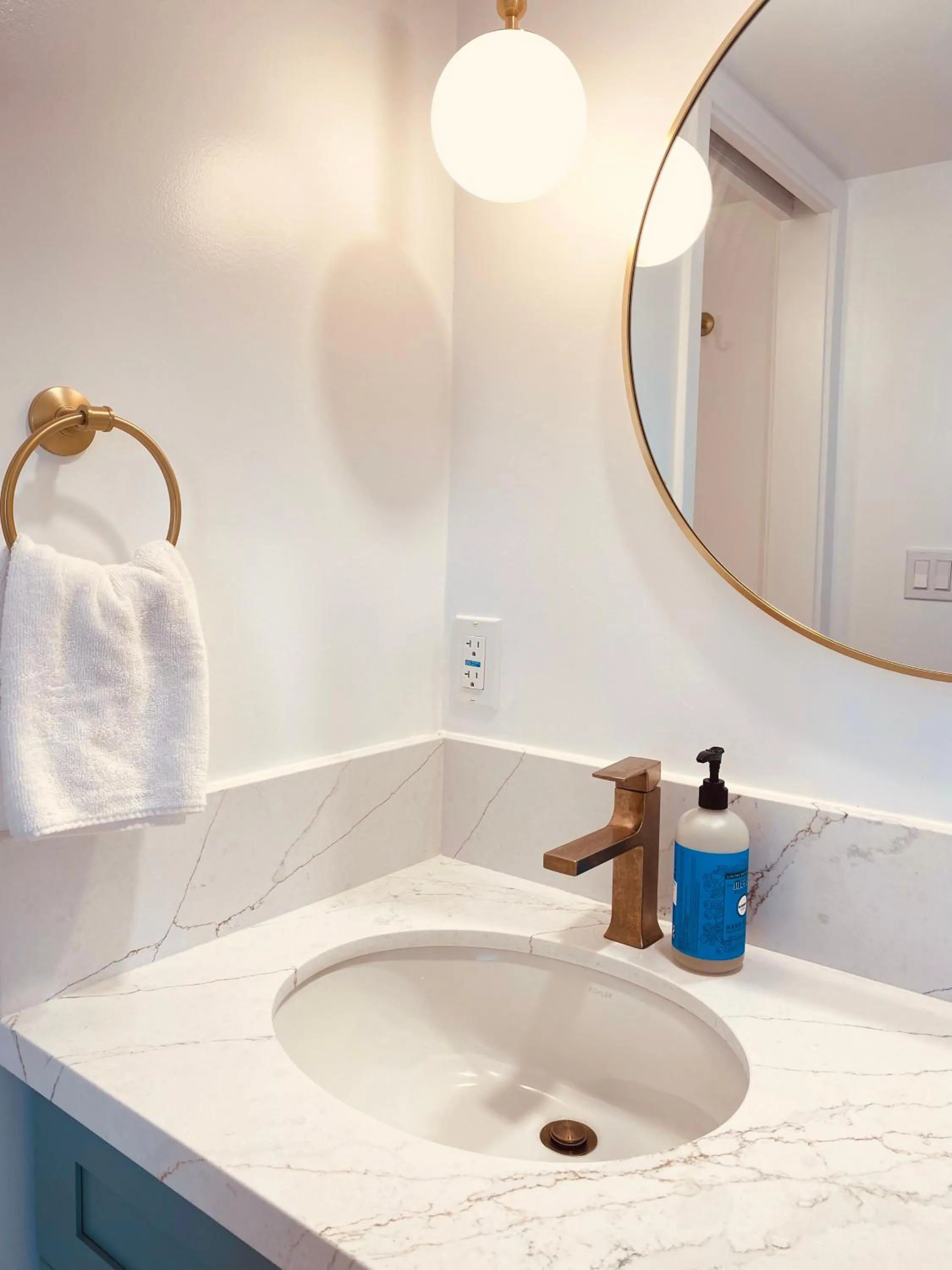 Newly renovated luxury, modern style Waikiki Sunset Hotel Ocean view Freeparking