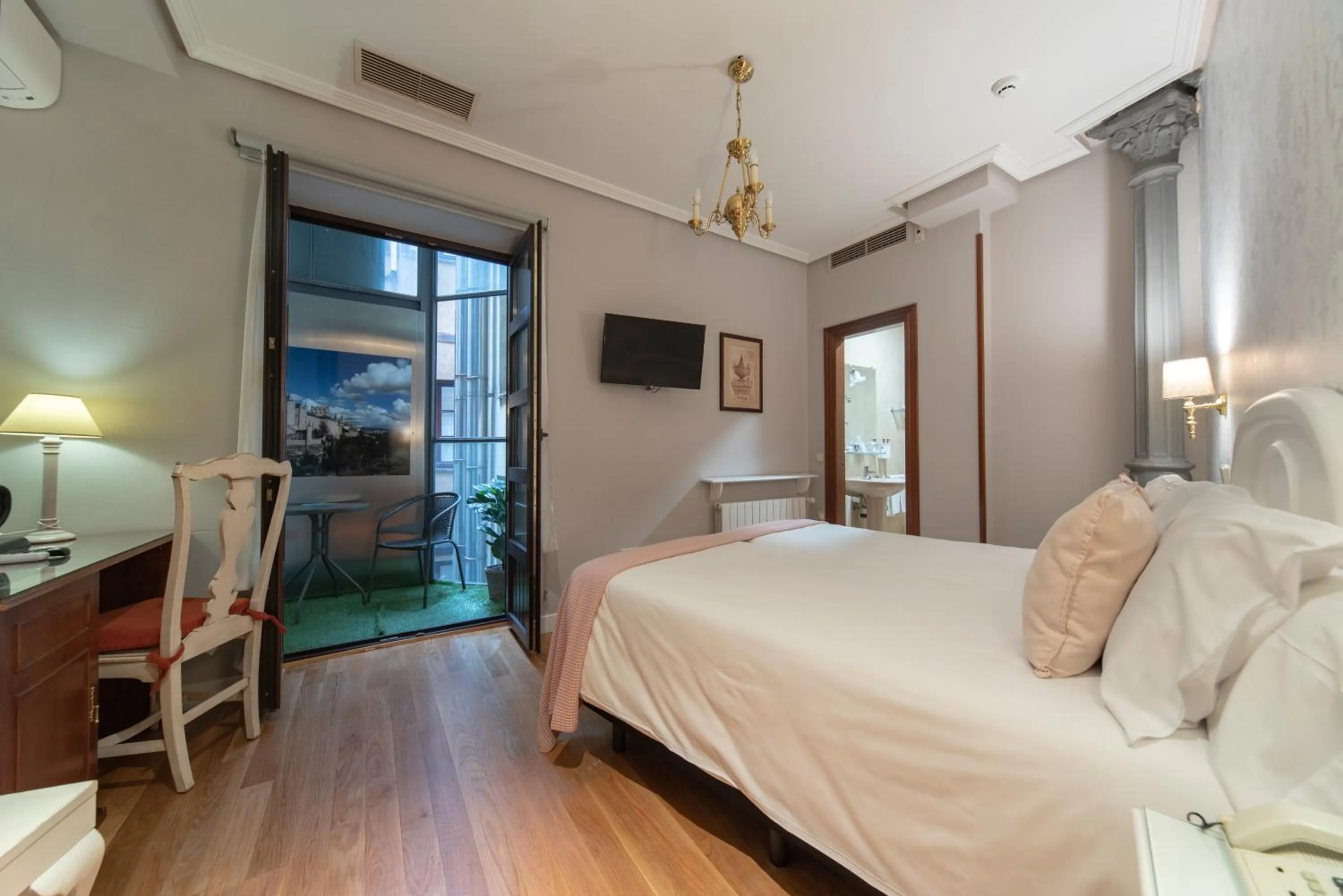 Photo of the whole room, Bed in Hotel Infanta Isabel by Recordis Hotels